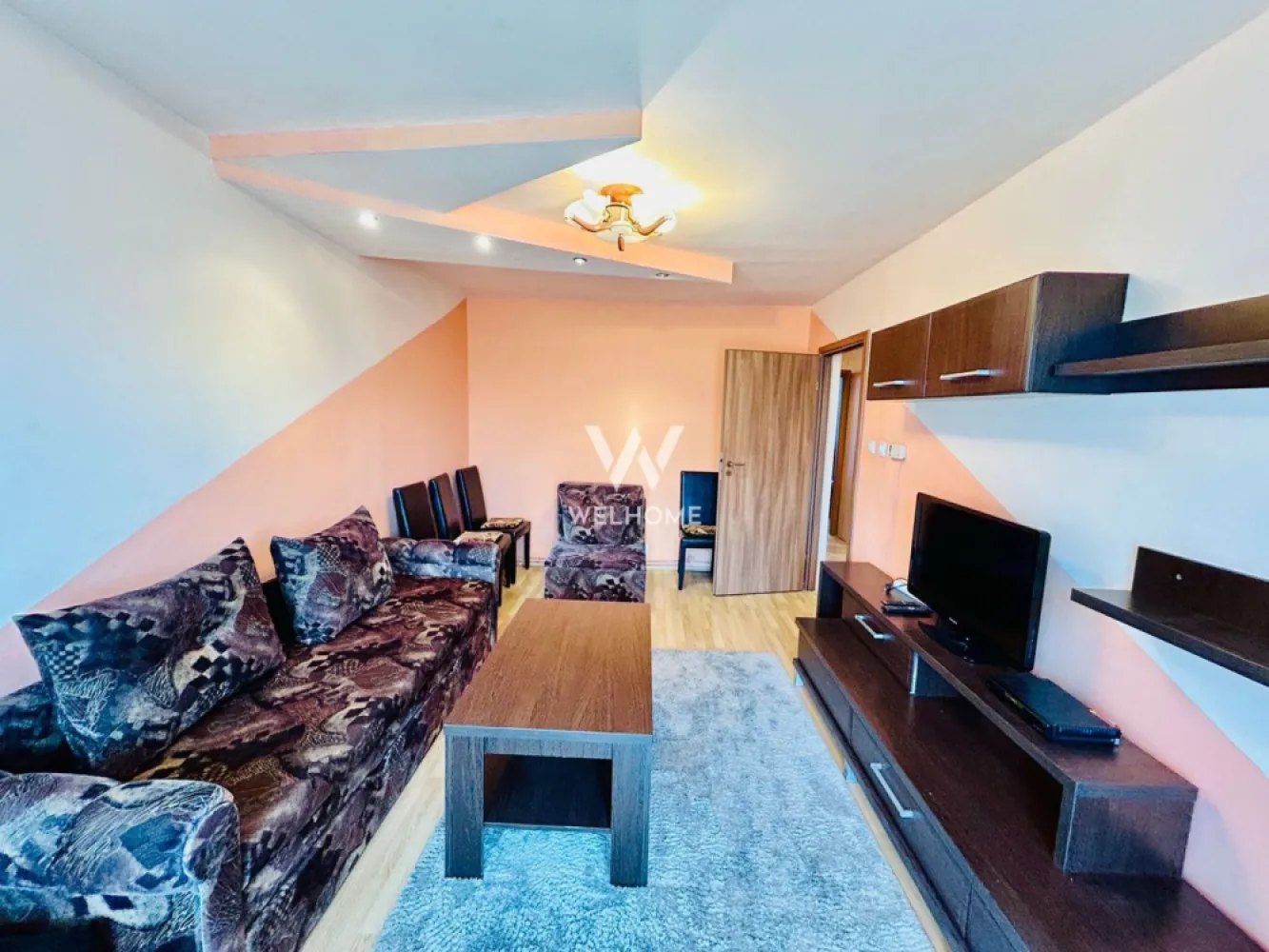Apartament de închiriat în Sibiu – 3 camere,balcon, zona Nicolae Iorga - De închiriat apartament cu 3 camere, situat la etajul 2 al unui imobil cu 4 etaje, în zona Nicolae Iorga, aproape de școli, magazine și mijloace de transport.

Locuința are o suprafață utilă de 72 mp și este compartimentată practic în hol de acces, bucătărie separată, living cu ieșire în balcon, 2 dormitoare și baie.

Avantaje:

* Decomandat
* Etaj 2/4
* Balcon
* Bucătărie separată
* Zonă liniștită, cu spații verzi
* Posibilitate de parcare în fața blocului
* Disponibil imediat

Apartamentul se închiriază mobilat și utilat, exact ca în fotografii.

Garanție: echivalentul unei chirii lunare.