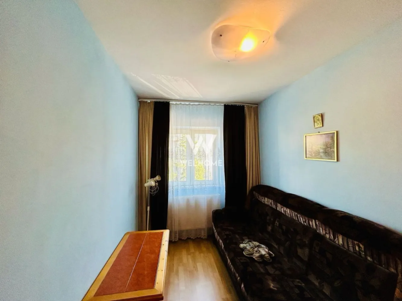 Apartament de închiriat în Sibiu – 3 camere,balcon, zona Nicolae Iorga - De închiriat apartament cu 3 camere, situat la etajul 2 al unui imobil cu 4 etaje, în zona Nicolae Iorga, aproape de școli, magazine și mijloace de transport.

Locuința are o suprafață utilă de 72 mp și este compartimentată practic în hol de acces, bucătărie separată, living cu ieșire în balcon, 2 dormitoare și baie.

Avantaje:

* Decomandat
* Etaj 2/4
* Balcon
* Bucătărie separată
* Zonă liniștită, cu spații verzi
* Posibilitate de parcare în fața blocului
* Disponibil imediat

Apartamentul se închiriază mobilat și utilat, exact ca în fotografii.

Garanție: echivalentul unei chirii lunare.