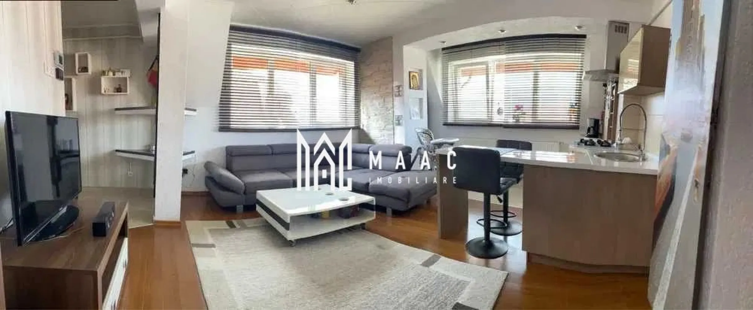 Apartament 2 Camere I Decomandat I Lift I Strand - Vă propunem spre închiriere un apartament cu 2 camere decomandate, situat la etajul 5 al unui imobil dotat cu lift, în cartierul Ștrand, una dintre cele mai apreciate zone rezidențiale din Sibiu.

Locuința este complet mobilată și utilată, fiind pregătită pentru mutare imediată. Compartimentarea decomandată oferă confort și intimitate, iar aerul condiționat asigură un climat optim pe tot parcursul anului.

Caracteristici:
2 camere decomandate
Etaj 5
Imobil dotat cu lift
Aer condiționat
Complet mobilat și utilat
Compartimentare practică și eficientă
Disponibil imediat
Avantaje:
Zonă foarte căutată și bine cotată
Acces rapid către centrul orașului
Aproape de magazine, farmacii, școli și mijloace de transport
Ideal pentru un cuplu sau o persoană activă
Mutare imediată, fără investiții suplimentare
Se închiriază pe termen lung
Localizare:
Cartier Ștrand
Zonă liniștită, cu numeroase spații verzi și facilități în apropiere

Un apartament confortabil și bine poziționat, ideal pentru cei care își doresc o locuință modernă într-unul dintre cele mai apreciate cartiere ale Sibiului.

Pentru informati si vizionari: CP3164873