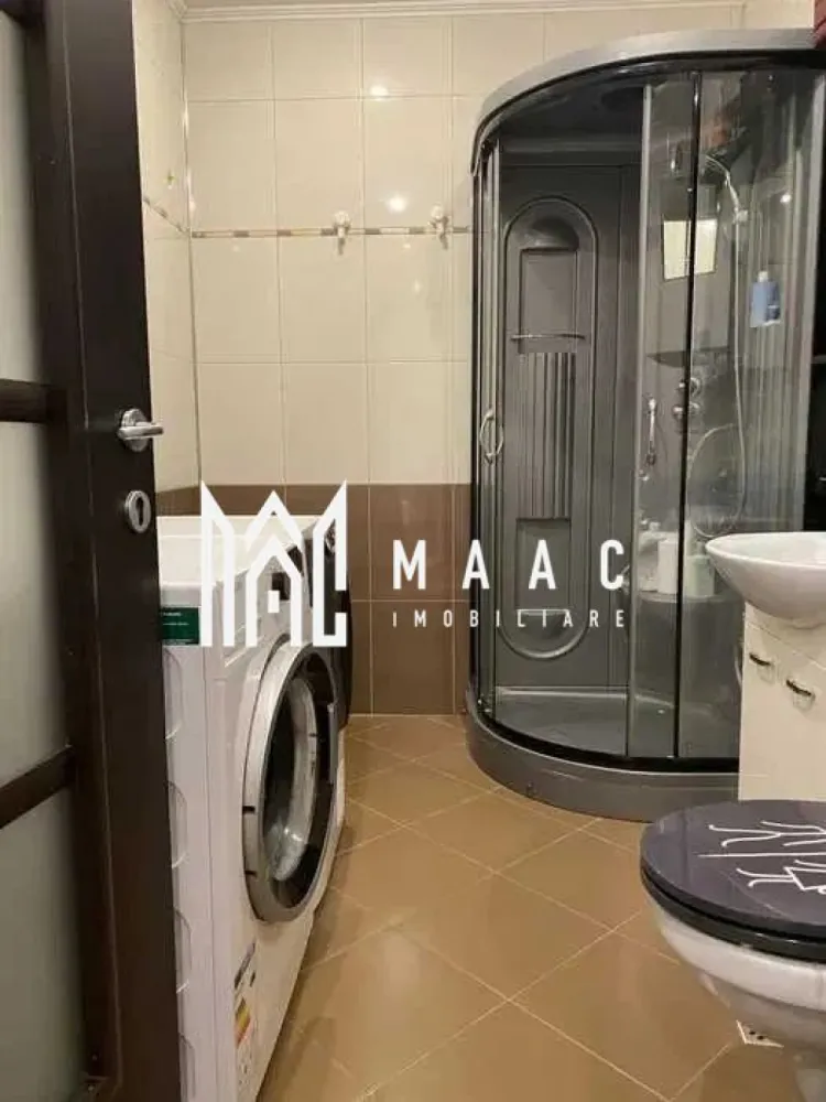 Apartament 2 Camere I Decomandat I Lift I Strand - Vă propunem spre închiriere un apartament cu 2 camere decomandate, situat la etajul 5 al unui imobil dotat cu lift, în cartierul Ștrand, una dintre cele mai apreciate zone rezidențiale din Sibiu.

Locuința este complet mobilată și utilată, fiind pregătită pentru mutare imediată. Compartimentarea decomandată oferă confort și intimitate, iar aerul condiționat asigură un climat optim pe tot parcursul anului.

Caracteristici:
2 camere decomandate
Etaj 5
Imobil dotat cu lift
Aer condiționat
Complet mobilat și utilat
Compartimentare practică și eficientă
Disponibil imediat
Avantaje:
Zonă foarte căutată și bine cotată
Acces rapid către centrul orașului
Aproape de magazine, farmacii, școli și mijloace de transport
Ideal pentru un cuplu sau o persoană activă
Mutare imediată, fără investiții suplimentare
Se închiriază pe termen lung
Localizare:
Cartier Ștrand
Zonă liniștită, cu numeroase spații verzi și facilități în apropiere

Un apartament confortabil și bine poziționat, ideal pentru cei care își doresc o locuință modernă într-unul dintre cele mai apreciate cartiere ale Sibiului.

Pentru informati si vizionari: CP3164873