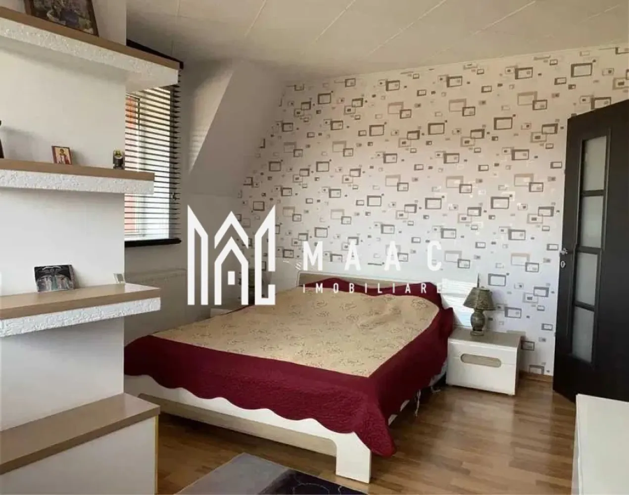 Apartament 2 Camere I Decomandat I Lift I Strand - Vă propunem spre închiriere un apartament cu 2 camere decomandate, situat la etajul 5 al unui imobil dotat cu lift, în cartierul Ștrand, una dintre cele mai apreciate zone rezidențiale din Sibiu.

Locuința este complet mobilată și utilată, fiind pregătită pentru mutare imediată. Compartimentarea decomandată oferă confort și intimitate, iar aerul condiționat asigură un climat optim pe tot parcursul anului.

Caracteristici:
2 camere decomandate
Etaj 5
Imobil dotat cu lift
Aer condiționat
Complet mobilat și utilat
Compartimentare practică și eficientă
Disponibil imediat
Avantaje:
Zonă foarte căutată și bine cotată
Acces rapid către centrul orașului
Aproape de magazine, farmacii, școli și mijloace de transport
Ideal pentru un cuplu sau o persoană activă
Mutare imediată, fără investiții suplimentare
Se închiriază pe termen lung
Localizare:
Cartier Ștrand
Zonă liniștită, cu numeroase spații verzi și facilități în apropiere

Un apartament confortabil și bine poziționat, ideal pentru cei care își doresc o locuință modernă într-unul dintre cele mai apreciate cartiere ale Sibiului.

Pentru informati si vizionari: CP3164873