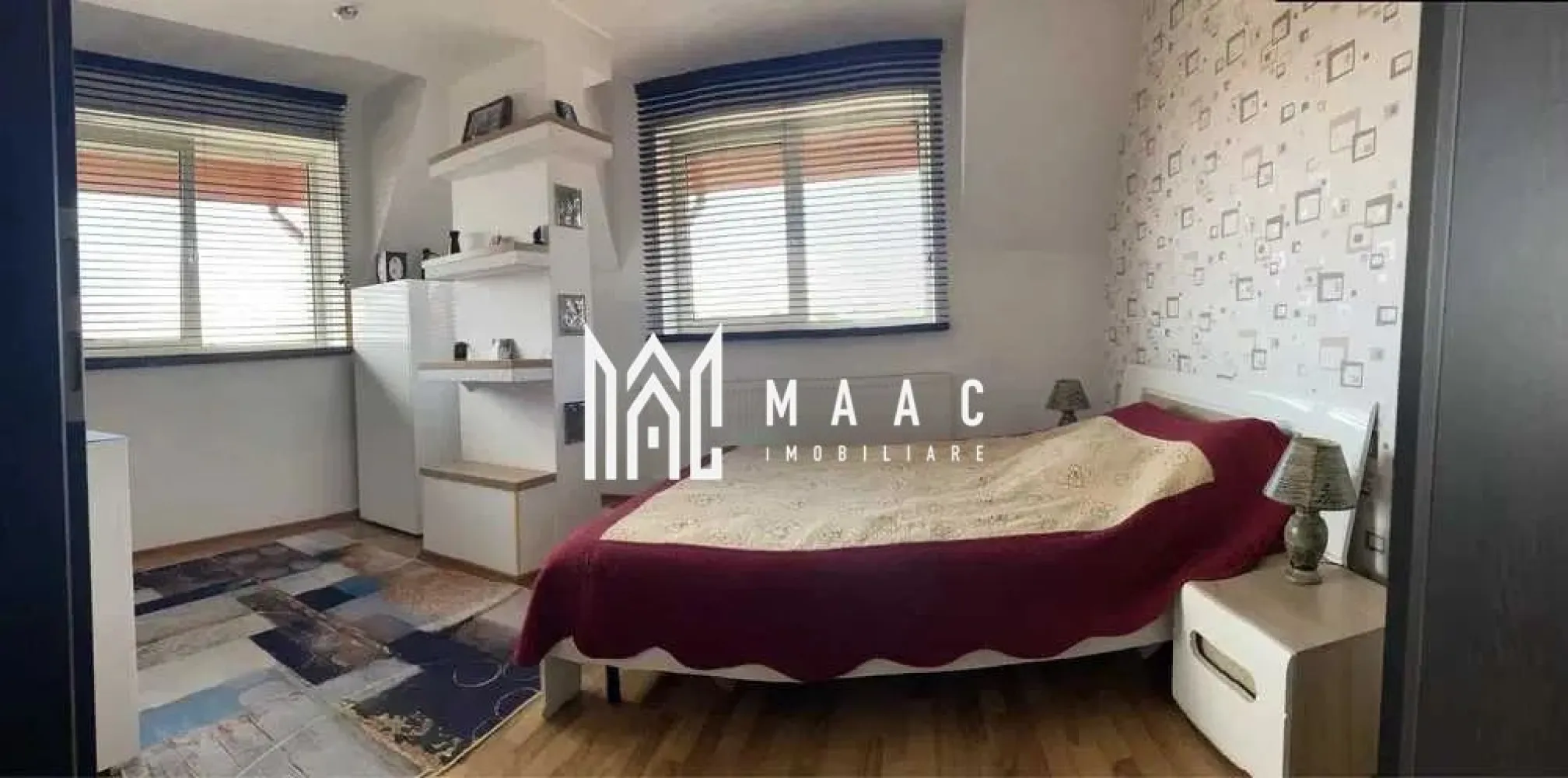 Apartament 2 Camere I Decomandat I Lift I Strand - Vă propunem spre închiriere un apartament cu 2 camere decomandate, situat la etajul 5 al unui imobil dotat cu lift, în cartierul Ștrand, una dintre cele mai apreciate zone rezidențiale din Sibiu.

Locuința este complet mobilată și utilată, fiind pregătită pentru mutare imediată. Compartimentarea decomandată oferă confort și intimitate, iar aerul condiționat asigură un climat optim pe tot parcursul anului.

Caracteristici:
2 camere decomandate
Etaj 5
Imobil dotat cu lift
Aer condiționat
Complet mobilat și utilat
Compartimentare practică și eficientă
Disponibil imediat
Avantaje:
Zonă foarte căutată și bine cotată
Acces rapid către centrul orașului
Aproape de magazine, farmacii, școli și mijloace de transport
Ideal pentru un cuplu sau o persoană activă
Mutare imediată, fără investiții suplimentare
Se închiriază pe termen lung
Localizare:
Cartier Ștrand
Zonă liniștită, cu numeroase spații verzi și facilități în apropiere

Un apartament confortabil și bine poziționat, ideal pentru cei care își doresc o locuință modernă într-unul dintre cele mai apreciate cartiere ale Sibiului.

Pentru informati si vizionari: CP3164873