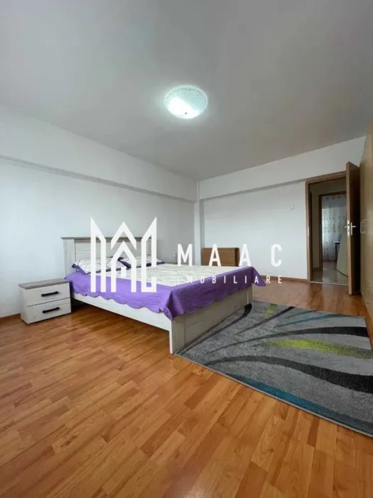 Apartament 3Camere I Decoandat I Etaj Intermediar I Turnisor - Vă propunem spre închiriere un apartament spațios cu 3 camere, situat la etajul 4 din 6 al unui imobil dotat cu lift, amplasat în cartierul Turnișor, o zonă apreciată pentru liniște, accesibilitate și dezvoltarea modernă din ultimii ani.

Locuința este complet mobilată și utilată, fiind pregătită pentru mutare imediată. Compartimentarea practică și suprafața generoasă oferă confort atât pentru familii, cât și pentru persoane care își doresc un spațiu de locuit bine organizat.

Caracteristici:
3 camere
Etaj 4 din 6
Imobil dotat cu lift
2 băi
Balcon
Complet mobilat și utilat
Disponibil imediat
Avantaje:
Spațiu generos și compartimentare eficientă
Ideal pentru familie
Zonă liniștită și bine conectată
Acces rapid către magazine, școli, grădinițe și mijloace de transport
Mutare imediată, fără investiții suplimentare
Se închiriază pe termen lung
Localizare:
Cartier Turnișor
Aproape de principalele artere de circulație și puncte de interes ale orașului

Un apartament modern și confortabil, situat într-o zonă foarte căutată, ideal pentru cei care își doresc spațiu, accesibilitate și un cămin pregătit pentru mutare imediată.

Pentru informati si vizionari: CP3162523