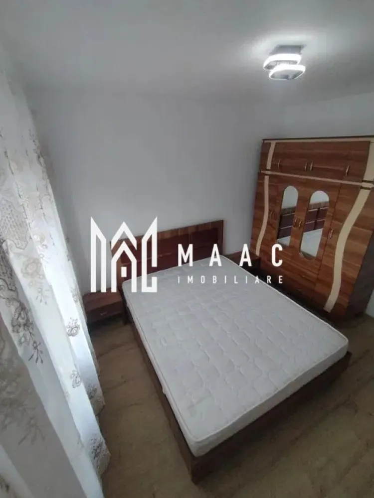 Apartament 4 Camere I Decomandat I Etaj 2 I Vasile Aaron - Vă propunem spre închiriere un apartament spațios cu 4 camere decomandate, situat în cartierul Vasile Aaron, o zonă apreciată pentru accesibilitate, numeroasele facilități din apropiere și conexiunea rapidă către toate zonele orașului.

Locuința este complet mobilată și utilată, oferind spațiul ideal pentru o familie numeroasă sau pentru persoane care își doresc confort și funcționalitate.

Caracteristici:
4 camere decomandate
2 băi
Balcon
Pivniță
Complet mobilat și utilat
Compartimentare practică și eficientă
Disponibil imediat
Avantaje:
Spațiu generos, ideal pentru familie
Se închiriază pe termen lung
Zonă cu acces rapid către școli, grădinițe și magazine
Stații de transport public în apropiere
Numeroase locuri de parcare în zonă
Mutare imediată, fără investiții suplimentare
Localizare:
Cartier Vasile Aaron
Aproape de centre comerciale, farmacii, piețe și alte puncte de interes

Un apartament generos și bine compartimentat, pregătit pentru noii chiriași, într-o zonă cu toate facilitățile necesare unui stil de viață confortabil.

Pentru informati si vizionari: CP3162417