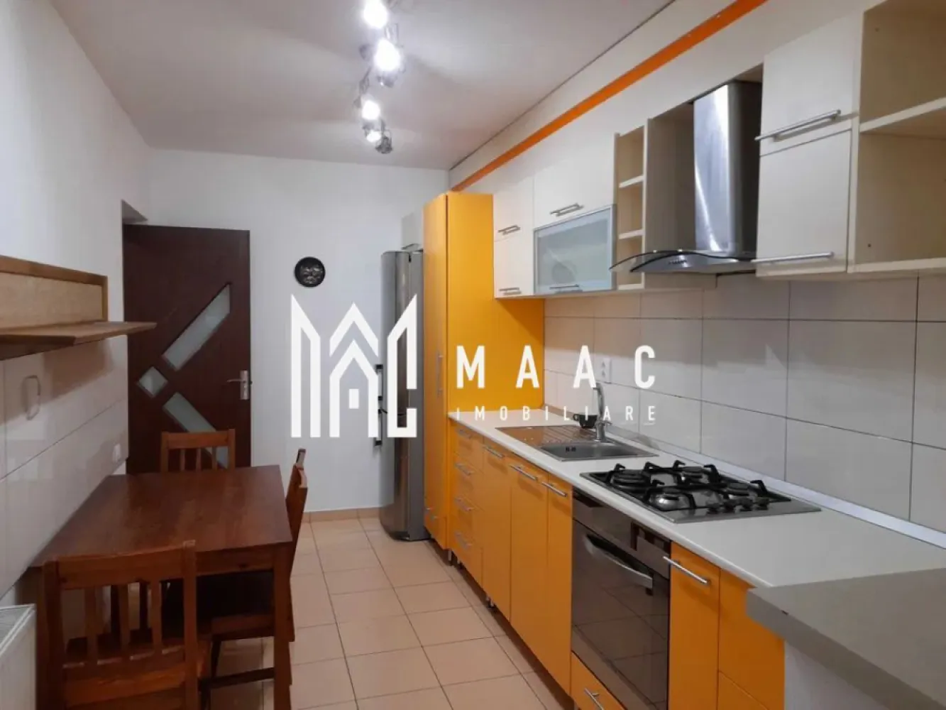 Apartament 2 Camere I Decomandat I Etaj 1 I Brana-Selimbar - Vă prezentăm spre vânzare un apartament cu 2 camere decomandate, situat la etajul 1 din 3 al unui imobil modern din zona Brana Șelimbăr, una dintre cele mai căutate zone rezidențiale, apreciată pentru liniște, accesibilitate și dezvoltarea continuă a cartierului.

Locuința este complet mobilată și utilată, fiind pregătită pentru mutare imediată sau pentru achiziție în scop investițional. Compartimentarea decomandată oferă un plus de confort și funcționalitate, iar balconul completează perfect spațiul de locuit.

Avantaje:

2 camere decomandate
Etaj 1 din 3
Complet mobilat și utilat
Balcon
Disponibil imediat
Zonă liniștită și bine conectată
Ideal pentru locuință proprie sau investiție
Acces facil către magazine, mijloace de transport, școli și alte puncte de interes

Apartamentul reprezintă o oportunitate excelentă pentru cei care își doresc o locuință confortabilă într-o zonă modernă și în plină dezvoltare. Pentru mai multe informații sau pentru programarea unei vizionări, vă stăm la dispoziție.

Pentru informati si vizionari: CP3161637