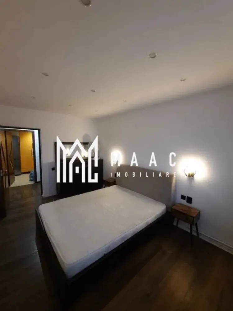Apartament 2 Camere I Decomandat I Etaj 1 I Brana-Selimbar - Vă propunem spre închiriere un apartament cu 2 camere decomandate, situat la etajul 1 din 3 al unui imobil modern din zona Brana Șelimbăr, o locație apreciată pentru liniște, accesibilitate și proximitatea față de principalele puncte de interes ale orașului.

Locuința este complet mobilată și utilată, fiind pregătită pentru mutare imediată. Compartimentarea decomandată oferă confort și funcționalitate, iar balconul reprezintă un spațiu ideal pentru relaxare.

Avantaje:

2 camere decomandate
Etaj 1 din 3
Complet mobilat și utilat
Balcon
Disponibil imediat
Zonă liniștită și bine conectată
Se închiriază pe termen lung

Apartamentul este alegerea ideală pentru persoane sau cupluri care își doresc confort, intimitate și acces facil către magazine, mijloace de transport și alte facilități esențiale. Contactați-ne pentru mai multe detalii sau pentru programarea unei vizionări.

pentru informati si vizionari: CP3161457