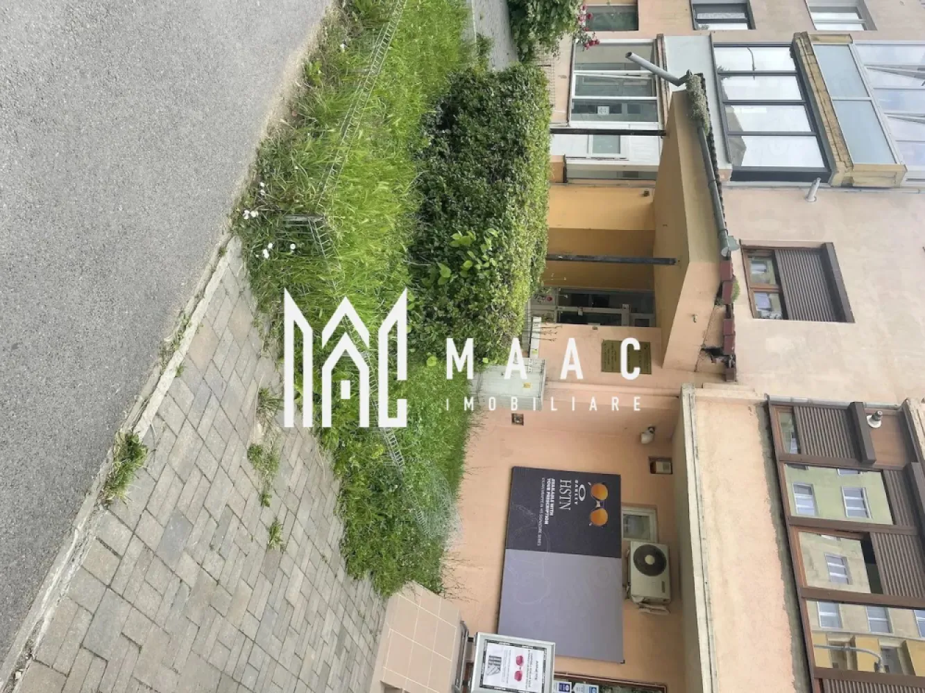 Spatiu comercial I Parter I Vad Pietonal I Mihai Viteazul - Se oferă spre închiriere spațiu comercial situat la parterul unui imobil amplasat în zona Mihai Viteazu, una dintre cele mai circulate și apreciate zone din Sibiu, cu acces facil și vizibilitate foarte bună pentru clienți.

Cu o suprafață de aproximativ 40 mp, spațiul este ideal pentru desfășurarea unei game variate de activități comerciale, profesionale sau de servicii.

Caracteristici:
Suprafață utilă: 40 mp
Parter
Acces facil pentru clienți
Vizibilitate bună
Disponibil imediat
Zonă cu trafic pietonal și auto intens

Pretabil pentru:
Magazin de prezentare sau desfacere
Cabinet notarial
Cabinet de avocatură
Cabinet de contabilitate
Birou de consultanță
Agenție imobiliară
Cabinet de psihologie
Cabinet de nutriție
Cabinet de kinetoterapie
Salon de înfrumusețare
Barber shop
Clinica medicală
Cabinet stomatologic
Sediu firmă
Birou IT sau servicii profesionale
Showroom
Agenție de turism
Centru educațional sau meditații

Avantaje:
Poziționare excelentă într-o zonă consacrată a orașului
Acces rapid către toate punctele de interes
Expunere foarte bună pentru dezvoltarea unei afaceri
Spațiu versatil, ușor de adaptat în funcție de activitate
Disponibil pentru ocupare imediată

O oportunitate excelentă pentru antreprenorii care își doresc un spațiu într-o locație strategică, cu potențial ridicat de dezvoltare și vizibilitate.

Pentru informati si vizionari: CP3139410