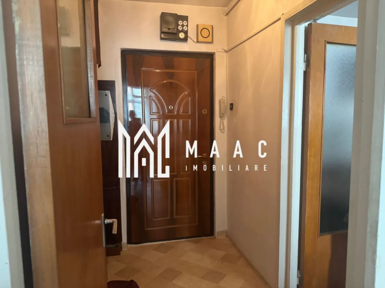 Apartament 2 Camere I Decomandat I Etaj5/10 I Mihai Viteazul - Vă propunem spre vânzare un apartament cu 2 camere, situat în inima cartierului Mihai Viteazu, una dintre cele mai căutate zone rezidențiale din Sibiu, apreciată pentru accesul rapid către toate punctele de interes ale orașului.

Amplasat la etajul 5 din 10 al unui imobil cu lift, apartamentul beneficiază de o compartimentare practică, lumină naturală și un excelent potențial investițional.

Compartimentare:
Bucătărie separată, cu acces din hol
Living luminos și primitor
Dormitor
Baie
Hol
Balcon generos
Caracteristici:
Suprafață utilă: 50 mp
Etaj 5 din 10
Se vinde mobilat
Disponibil imediat
Compartimentare eficientă și funcțională
Avantaje:
Zonă premium, cu acces imediat către magazine, școli, farmacii, centre comerciale și mijloace de transport
Etaj intermediar, foarte căutat pe piață
Balcon spațios
Ideal atât pentru locuire, cât și pentru investiție
Randament foarte bun la închiriere datorită poziționării excelente
O investiție sigură

Proprietățile din zona Mihai Viteazu se numără printre cele mai căutate din Sibiu, datorită infrastructurii dezvoltate și cererii constante pentru închiriere. Acest apartament reprezintă o oportunitate excelentă pentru cei care doresc să obțină venituri pasive sau să achiziționeze o locuință într-o locație cu valoare stabilă în timp.

O proprietate bine poziționată, disponibilă imediat, care îmbină avantajele unei locații de top cu potențialul unei investiții inteligente.

Pentru informati si vizionari: CP3138708