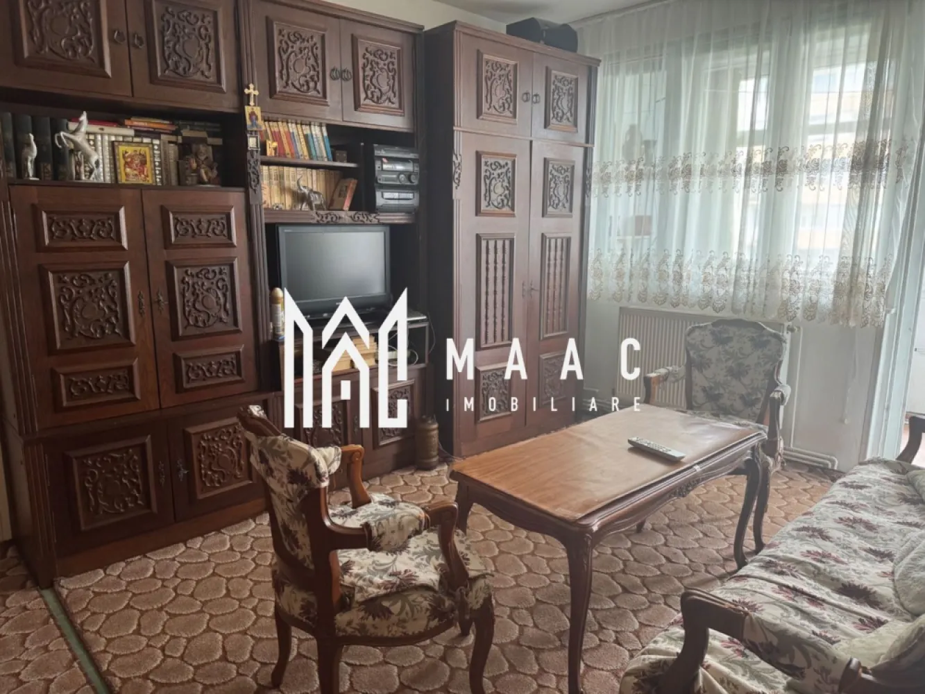 Apartament 2 Camere I Decomandat I Etaj5/10 I Mihai Viteazul - Vă propunem spre vânzare un apartament cu 2 camere, situat în inima cartierului Mihai Viteazu, una dintre cele mai căutate zone rezidențiale din Sibiu, apreciată pentru accesul rapid către toate punctele de interes ale orașului.

Amplasat la etajul 5 din 10 al unui imobil cu lift, apartamentul beneficiază de o compartimentare practică, lumină naturală și un excelent potențial investițional.

Compartimentare:
Bucătărie separată, cu acces din hol
Living luminos și primitor
Dormitor
Baie
Hol
Balcon generos
Caracteristici:
Suprafață utilă: 50 mp
Etaj 5 din 10
Se vinde mobilat
Disponibil imediat
Compartimentare eficientă și funcțională
Avantaje:
Zonă premium, cu acces imediat către magazine, școli, farmacii, centre comerciale și mijloace de transport
Etaj intermediar, foarte căutat pe piață
Balcon spațios
Ideal atât pentru locuire, cât și pentru investiție
Randament foarte bun la închiriere datorită poziționării excelente
O investiție sigură

Proprietățile din zona Mihai Viteazu se numără printre cele mai căutate din Sibiu, datorită infrastructurii dezvoltate și cererii constante pentru închiriere. Acest apartament reprezintă o oportunitate excelentă pentru cei care doresc să obțină venituri pasive sau să achiziționeze o locuință într-o locație cu valoare stabilă în timp.

O proprietate bine poziționată, disponibilă imediat, care îmbină avantajele unei locații de top cu potențialul unei investiții inteligente.

Pentru informati si vizionari: CP3138708