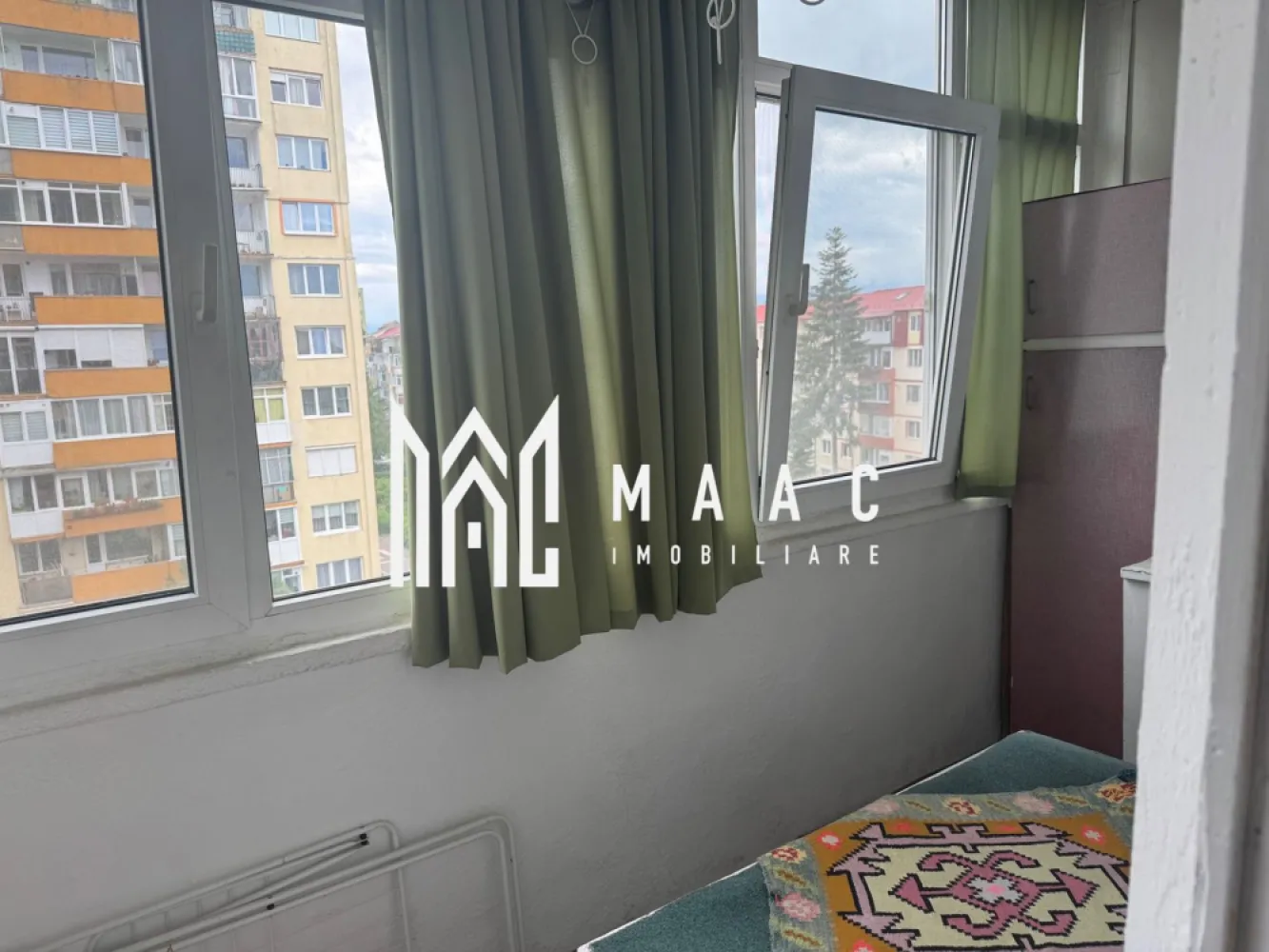 Apartament 2 Camere I Decomandat I Etaj5/10 I Mihai Viteazul - Vă propunem spre vânzare un apartament cu 2 camere, situat în inima cartierului Mihai Viteazu, una dintre cele mai căutate zone rezidențiale din Sibiu, apreciată pentru accesul rapid către toate punctele de interes ale orașului.

Amplasat la etajul 5 din 10 al unui imobil cu lift, apartamentul beneficiază de o compartimentare practică, lumină naturală și un excelent potențial investițional.

Compartimentare:
Bucătărie separată, cu acces din hol
Living luminos și primitor
Dormitor
Baie
Hol
Balcon generos
Caracteristici:
Suprafață utilă: 50 mp
Etaj 5 din 10
Se vinde mobilat
Disponibil imediat
Compartimentare eficientă și funcțională
Avantaje:
Zonă premium, cu acces imediat către magazine, școli, farmacii, centre comerciale și mijloace de transport
Etaj intermediar, foarte căutat pe piață
Balcon spațios
Ideal atât pentru locuire, cât și pentru investiție
Randament foarte bun la închiriere datorită poziționării excelente
O investiție sigură

Proprietățile din zona Mihai Viteazu se numără printre cele mai căutate din Sibiu, datorită infrastructurii dezvoltate și cererii constante pentru închiriere. Acest apartament reprezintă o oportunitate excelentă pentru cei care doresc să obțină venituri pasive sau să achiziționeze o locuință într-o locație cu valoare stabilă în timp.

O proprietate bine poziționată, disponibilă imediat, care îmbină avantajele unei locații de top cu potențialul unei investiții inteligente.

Pentru informati si vizionari: CP3138708