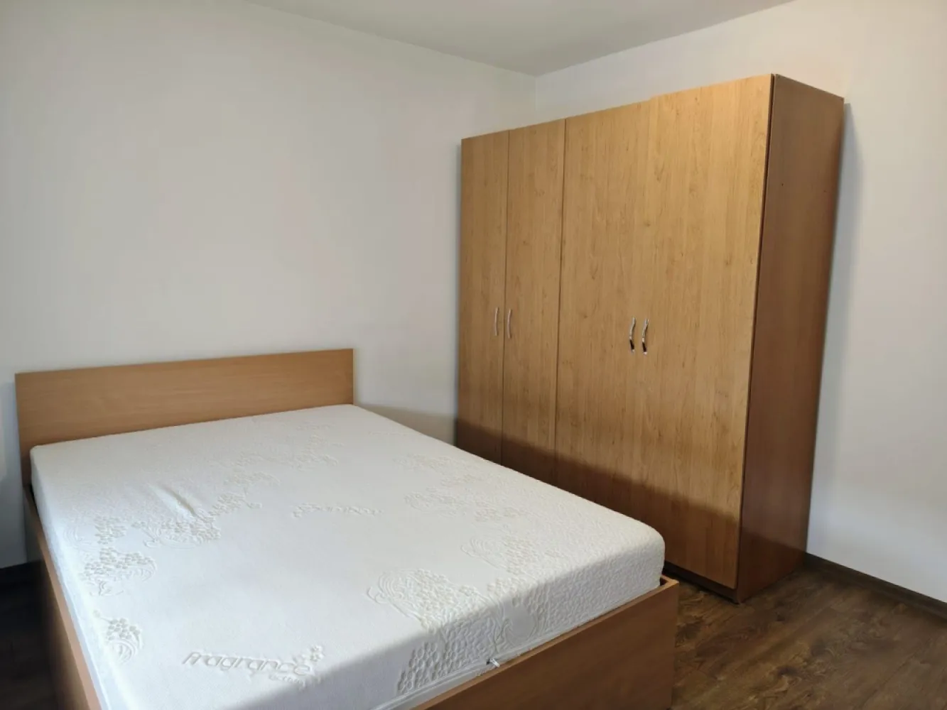De inchiriat: apartament, 2 camere Oradea. 340 E/luna. Comision 50% - Inchiriere apartament cu 2 camere, decomandat, situat în Nufarul, potrivit pentru uz rezidential. Situat intr-o zona linistita, la doar 5 minute de mers pe jos de Lotus . Pret 340 euro /luna negociabil. 
Apartamentul are 46 mp, este decomandat si este compartimentat astfel: 

Bucatarie
2 dormitoare spatioase
1 baie moderna
Camerele sunt luminoase, cu ferestre mari de termopan .
Dotari si facilitati:
Camare mobilate
Masina de spalat rufe
Plita si cuptor electric
Frigider
Pentru mai multe informatii sau pentru vizionare, 0751 777 844 Madian Bosca