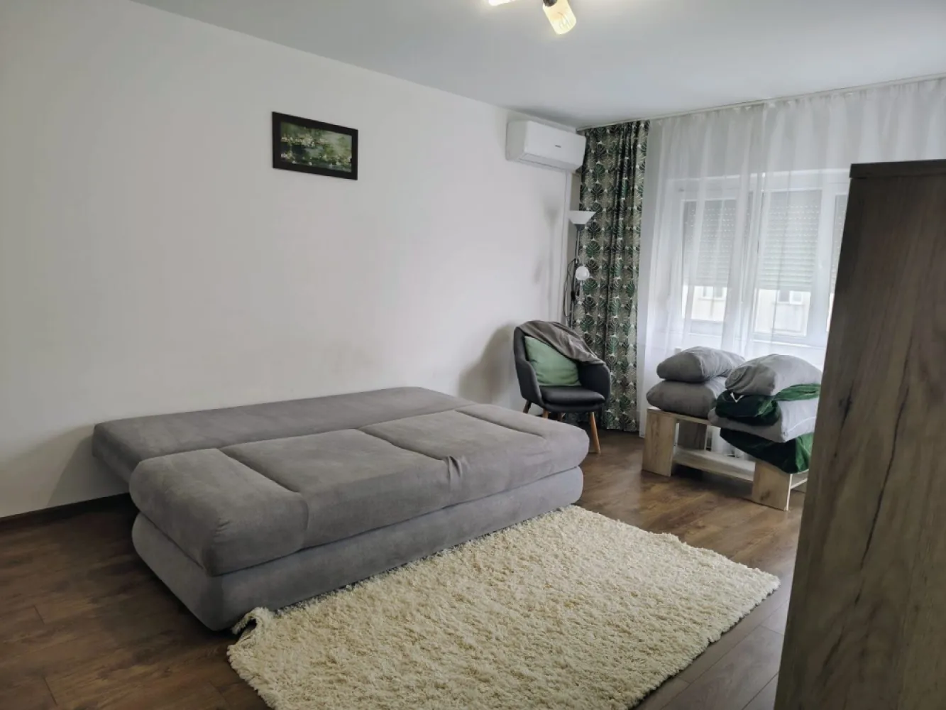 De inchiriat: apartament, 2 camere Oradea. 340 E/luna. Comision 50% - Inchiriere apartament cu 2 camere, decomandat, situat în Nufarul, potrivit pentru uz rezidential. Situat intr-o zona linistita, la doar 5 minute de mers pe jos de Lotus . Pret 340 euro /luna negociabil. 
Apartamentul are 46 mp, este decomandat si este compartimentat astfel: 

Bucatarie
2 dormitoare spatioase
1 baie moderna
Camerele sunt luminoase, cu ferestre mari de termopan .
Dotari si facilitati:
Camare mobilate
Masina de spalat rufe
Plita si cuptor electric
Frigider
Pentru mai multe informatii sau pentru vizionare, 0751 777 844 Madian Bosca