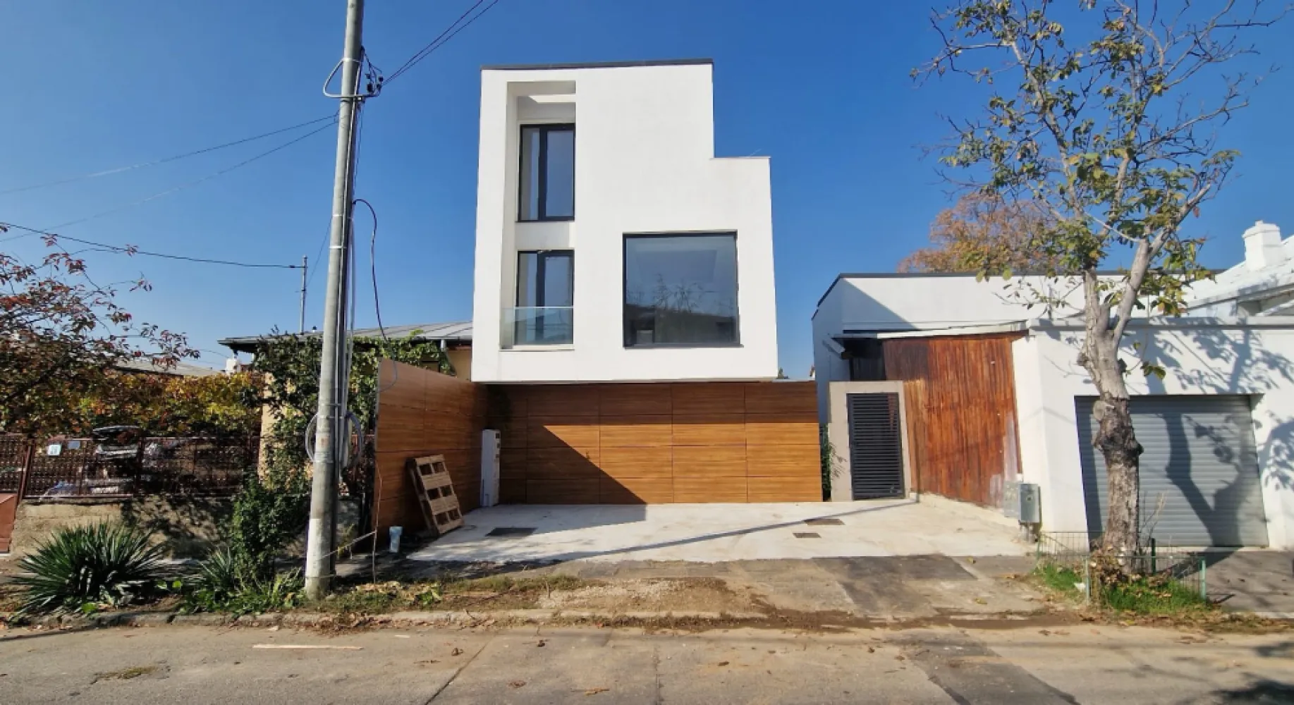 Bucurestii Noi-Miercani,apartament 3cam 2025,Duplex cu terasa+parcare,proprietar - Direct de la proprietarApartament deosebit tip duplex,pe 2 niveluri in imobil cu doar 3 apartamente : &nbsp;97mp Living+2 Dormitoare si 3 bai cu loc de parcare exterior &nbsp;inclus in pret precum si bucatarie mobilata si utilata cu electrocasnice.Imobil nou finalizat 2025, amplasat in zona Bucurestii Noi intre&nbsp;Bulevardul Bucurestii &nbsp;si Strada Fabrica de Caramida pe strada Miercani .Regim &nbsp;inaltime : Parter + 2 Etaje&nbsp;Apartamentul este impartit pe 2 niveluri.Acces pe scara interioara intre cele doua etaje, respectiv :- etajul 1 cu zona de noapte : 2 dormitoare +2 bai-etajul 2 cu zona de zi : living +bucatarie + baie + terasa generoasaImobil nou cu 3 apartamente.-Parter un apartament cu 3 camere cu curte proprie-Etajele 1 si 2, 2 apartamente duplex.Unul cu 2 camere si celalt cu 3 camere&nbsp;Apartamentul este finisat complet,cu incalzire in pardoseala si centrala termica proprie pe gaz.Deasemenea in pretul de vanzare este inclus si un loc de parcare &nbsp;exterior &nbsp;in proprietate.Imobilul beneficiaza de toate utilitatile necesare cu contorizare individuala : gaz,energie electrica,apa,canalizare cu contracte incheiate cu furnizorii respective de utilitati.Statia de metrou Laminorului se afla situata la 600ml fata de imobil la o distanta de 8 minute de mers pe jos,Parcul Bazilescu la maxim 15 minute .Se accepta credit bancar.