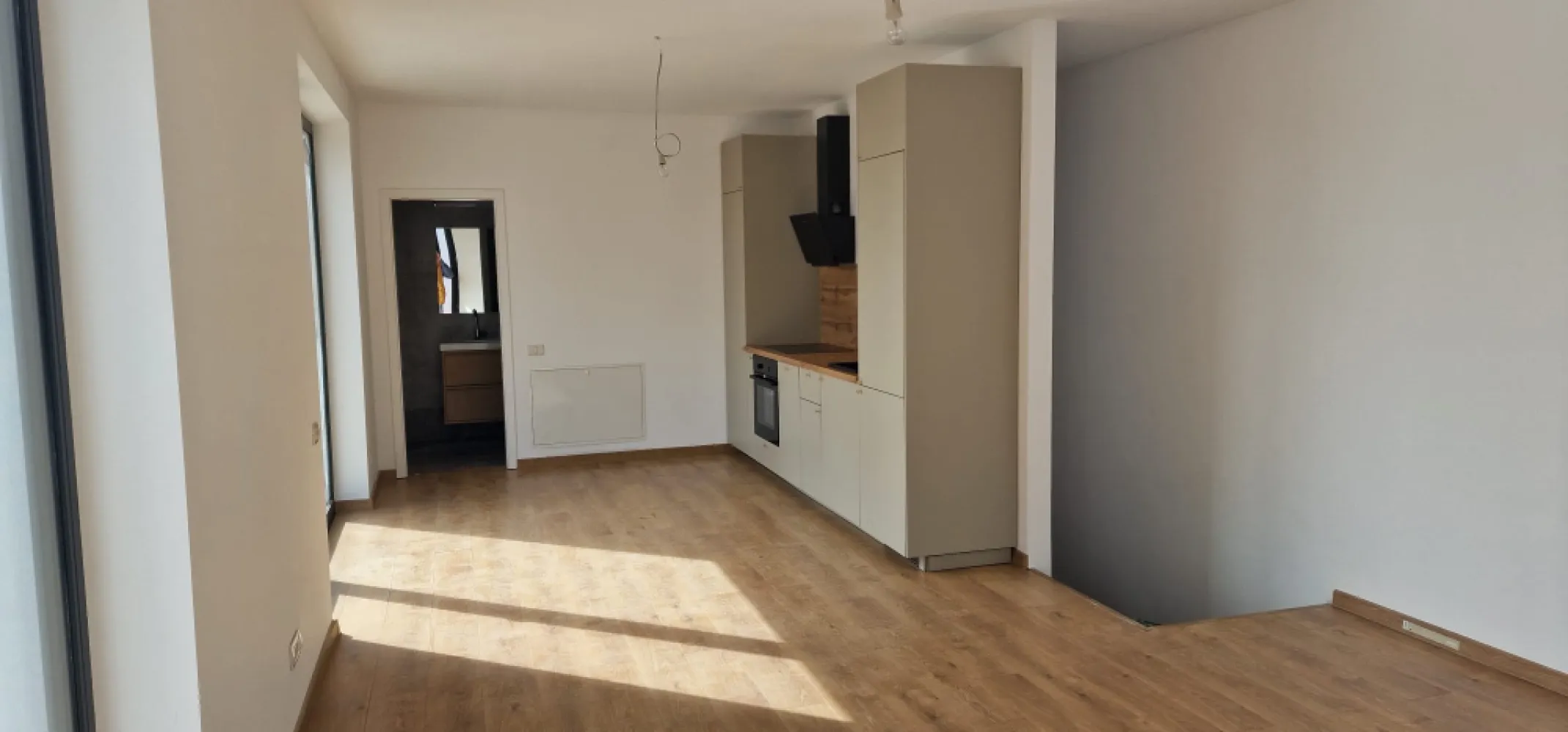 Bucurestii Noi-Miercani,apartament 3cam 2025,Duplex cu terasa+parcare,proprietar - Direct de la proprietarApartament deosebit tip duplex,pe 2 niveluri in imobil cu doar 3 apartamente : &nbsp;97mp Living+2 Dormitoare si 3 bai cu loc de parcare exterior &nbsp;inclus in pret precum si bucatarie mobilata si utilata cu electrocasnice.Imobil nou finalizat 2025, amplasat in zona Bucurestii Noi intre&nbsp;Bulevardul Bucurestii &nbsp;si Strada Fabrica de Caramida pe strada Miercani .Regim &nbsp;inaltime : Parter + 2 Etaje&nbsp;Apartamentul este impartit pe 2 niveluri.Acces pe scara interioara intre cele doua etaje, respectiv :- etajul 1 cu zona de noapte : 2 dormitoare +2 bai-etajul 2 cu zona de zi : living +bucatarie + baie + terasa generoasaImobil nou cu 3 apartamente.-Parter un apartament cu 3 camere cu curte proprie-Etajele 1 si 2, 2 apartamente duplex.Unul cu 2 camere si celalt cu 3 camere&nbsp;Apartamentul este finisat complet,cu incalzire in pardoseala si centrala termica proprie pe gaz.Deasemenea in pretul de vanzare este inclus si un loc de parcare &nbsp;exterior &nbsp;in proprietate.Imobilul beneficiaza de toate utilitatile necesare cu contorizare individuala : gaz,energie electrica,apa,canalizare cu contracte incheiate cu furnizorii respective de utilitati.Statia de metrou Laminorului se afla situata la 600ml fata de imobil la o distanta de 8 minute de mers pe jos,Parcul Bazilescu la maxim 15 minute .Se accepta credit bancar.