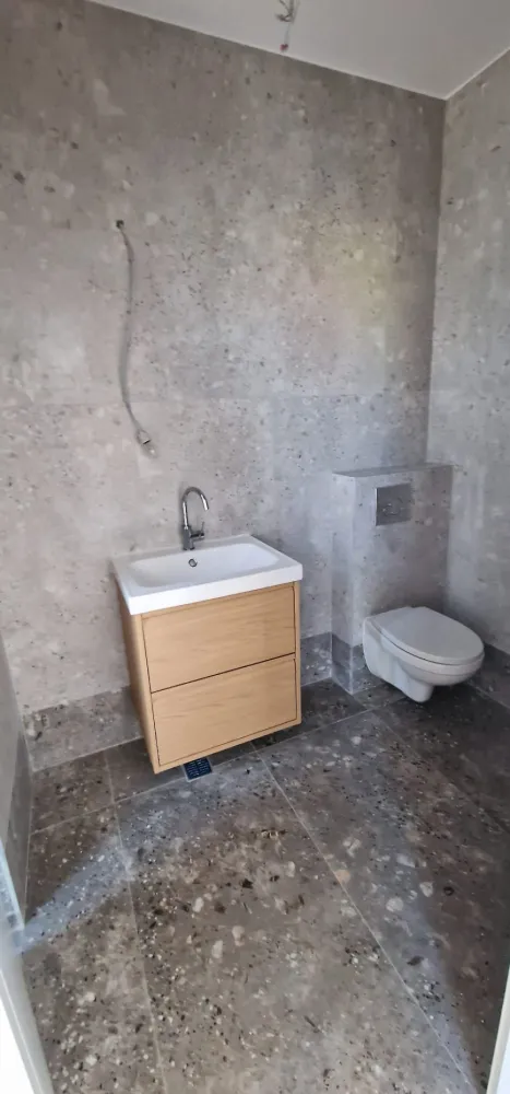 Bucurestii Noi-Miercani,apartament 3cam 2025,Duplex cu terasa+parcare,proprietar - Direct de la proprietarApartament deosebit tip duplex,pe 2 niveluri in imobil cu doar 3 apartamente : &nbsp;97mp Living+2 Dormitoare si 3 bai cu loc de parcare exterior &nbsp;inclus in pret precum si bucatarie mobilata si utilata cu electrocasnice.Imobil nou finalizat 2025, amplasat in zona Bucurestii Noi intre&nbsp;Bulevardul Bucurestii &nbsp;si Strada Fabrica de Caramida pe strada Miercani .Regim &nbsp;inaltime : Parter + 2 Etaje&nbsp;Apartamentul este impartit pe 2 niveluri.Acces pe scara interioara intre cele doua etaje, respectiv :- etajul 1 cu zona de noapte : 2 dormitoare +2 bai-etajul 2 cu zona de zi : living +bucatarie + baie + terasa generoasaImobil nou cu 3 apartamente.-Parter un apartament cu 3 camere cu curte proprie-Etajele 1 si 2, 2 apartamente duplex.Unul cu 2 camere si celalt cu 3 camere&nbsp;Apartamentul este finisat complet,cu incalzire in pardoseala si centrala termica proprie pe gaz.Deasemenea in pretul de vanzare este inclus si un loc de parcare &nbsp;exterior &nbsp;in proprietate.Imobilul beneficiaza de toate utilitatile necesare cu contorizare individuala : gaz,energie electrica,apa,canalizare cu contracte incheiate cu furnizorii respective de utilitati.Statia de metrou Laminorului se afla situata la 600ml fata de imobil la o distanta de 8 minute de mers pe jos,Parcul Bazilescu la maxim 15 minute .Se accepta credit bancar.