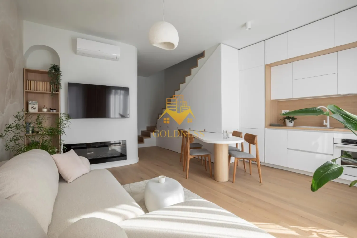 2 camere decomandat, Parcare, Modern, Facultatea de drept,Gheorgheni - GOLDNESS Imobiliare vă propune spre închiriere un apartament cu 2 camere complet mobilat și utilat pe 2 etaje, într-un imobil de 5 etaje, în Cartierul Gheorgheni!
Parcare subterana inclusa!
Se află în apropierea stațiilor de transport în comun, magazine, restaurante, spații verzi, farmacii, etc. 

Apartamentul este compartimentat astfel:
 Parter
 - living cu bucatarie open space complet utilată și mobilată, loc de servit masa, AC, TV
 -baie cu dus walk-in,oglinda, spatiu de depozitare.
 Etaj 1
 - dormitor cu pat matrimonial,noptiere.
 -dressing separat
 - baie cu dus walk-in, calorifer port prosop și dulap pentru depozitare.
 

Imobilul este dotat cu toate cele necesare- centrală proprie, frigider, aragaz, hotă, mașină de spălat haine, etc. 

Dacă sunteți interesați de acest apartament și doriți să îl vizionați, dar și pentru alte oferte nu ezitați să ne contactați telefonic sau prin e-mail. Vă stăm la dispoziție!
Pentru intermediere se percepe un comision de 50% din prețul chiriei!