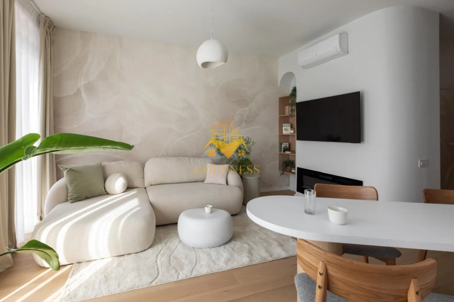 2 camere decomandat, Parcare, Modern, Facultatea de drept,Gheorgheni - GOLDNESS Imobiliare vă propune spre închiriere un apartament cu 2 camere complet mobilat și utilat pe 2 etaje, într-un imobil de 5 etaje, în Cartierul Gheorgheni!
Parcare subterana inclusa!
Se află în apropierea stațiilor de transport în comun, magazine, restaurante, spații verzi, farmacii, etc. 

Apartamentul este compartimentat astfel:
 Parter
 - living cu bucatarie open space complet utilată și mobilată, loc de servit masa, AC, TV
 -baie cu dus walk-in,oglinda, spatiu de depozitare.
 Etaj 1
 - dormitor cu pat matrimonial,noptiere.
 -dressing separat
 - baie cu dus walk-in, calorifer port prosop și dulap pentru depozitare.
 

Imobilul este dotat cu toate cele necesare- centrală proprie, frigider, aragaz, hotă, mașină de spălat haine, etc. 

Dacă sunteți interesați de acest apartament și doriți să îl vizionați, dar și pentru alte oferte nu ezitați să ne contactați telefonic sau prin e-mail. Vă stăm la dispoziție!
Pentru intermediere se percepe un comision de 50% din prețul chiriei!