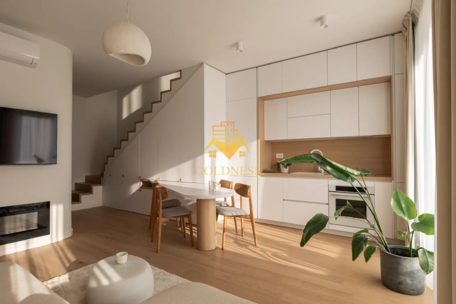 2 camere decomandat, Parcare, Modern, Facultatea de drept,Gheorgheni - GOLDNESS Imobiliare vă propune spre închiriere un apartament cu 2 camere complet mobilat și utilat pe 2 etaje, într-un imobil de 5 etaje, în Cartierul Gheorgheni!
Parcare subterana inclusa!
Se află în apropierea stațiilor de transport în comun, magazine, restaurante, spații verzi, farmacii, etc. 

Apartamentul este compartimentat astfel:
 Parter
 - living cu bucatarie open space complet utilată și mobilată, loc de servit masa, AC, TV
 -baie cu dus walk-in,oglinda, spatiu de depozitare.
 Etaj 1
 - dormitor cu pat matrimonial,noptiere.
 -dressing separat
 - baie cu dus walk-in, calorifer port prosop și dulap pentru depozitare.
 

Imobilul este dotat cu toate cele necesare- centrală proprie, frigider, aragaz, hotă, mașină de spălat haine, etc. 

Dacă sunteți interesați de acest apartament și doriți să îl vizionați, dar și pentru alte oferte nu ezitați să ne contactați telefonic sau prin e-mail. Vă stăm la dispoziție!
Pentru intermediere se percepe un comision de 50% din prețul chiriei!