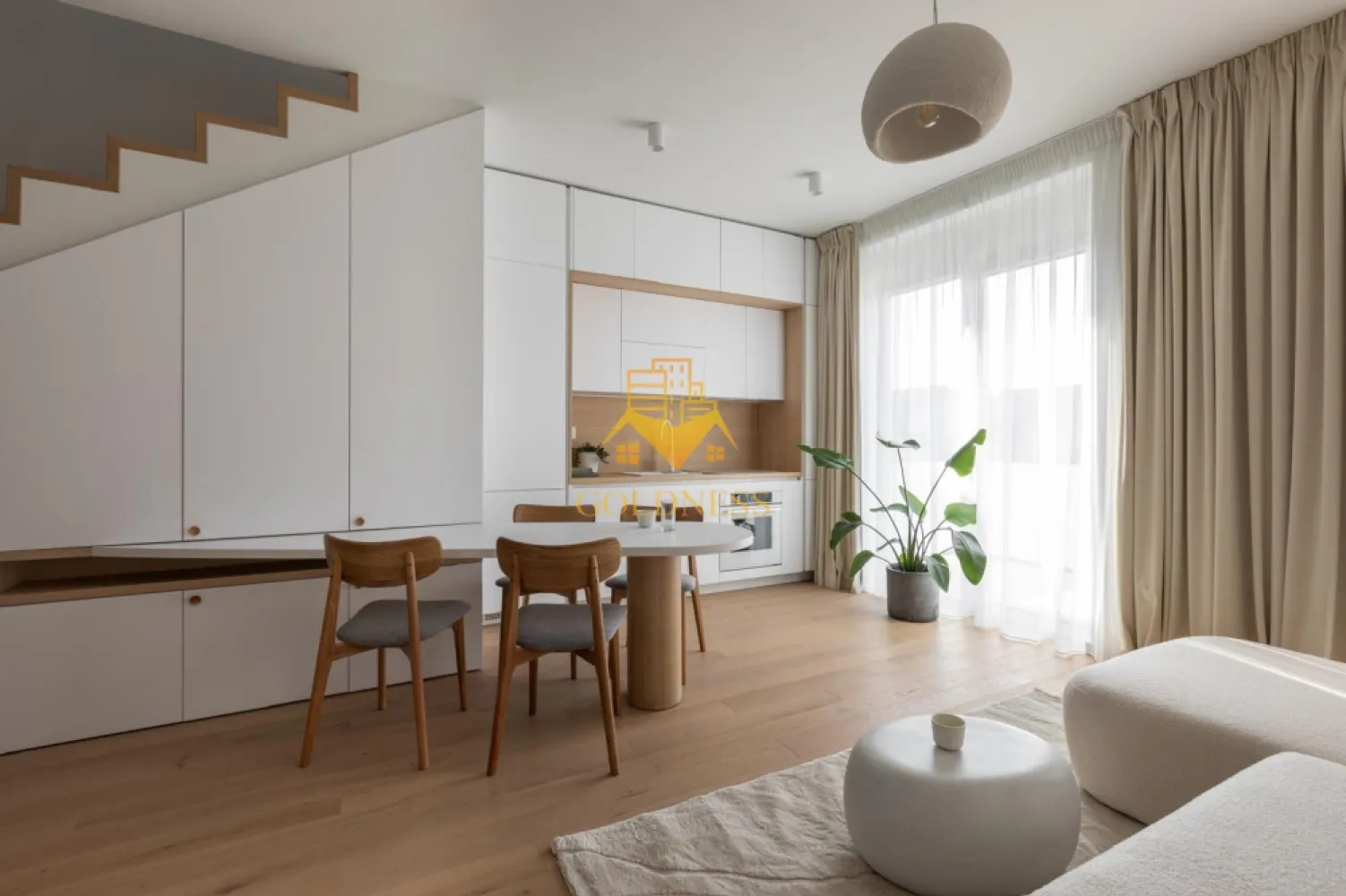 2 camere decomandat, Parcare, Modern, Facultatea de drept,Gheorgheni - GOLDNESS Imobiliare vă propune spre închiriere un apartament cu 2 camere complet mobilat și utilat pe 2 etaje, într-un imobil de 5 etaje, în Cartierul Gheorgheni!
Parcare subterana inclusa!
Se află în apropierea stațiilor de transport în comun, magazine, restaurante, spații verzi, farmacii, etc. 

Apartamentul este compartimentat astfel:
 Parter
 - living cu bucatarie open space complet utilată și mobilată, loc de servit masa, AC, TV
 -baie cu dus walk-in,oglinda, spatiu de depozitare.
 Etaj 1
 - dormitor cu pat matrimonial,noptiere.
 -dressing separat
 - baie cu dus walk-in, calorifer port prosop și dulap pentru depozitare.
 

Imobilul este dotat cu toate cele necesare- centrală proprie, frigider, aragaz, hotă, mașină de spălat haine, etc. 

Dacă sunteți interesați de acest apartament și doriți să îl vizionați, dar și pentru alte oferte nu ezitați să ne contactați telefonic sau prin e-mail. Vă stăm la dispoziție!
Pentru intermediere se percepe un comision de 50% din prețul chiriei!
