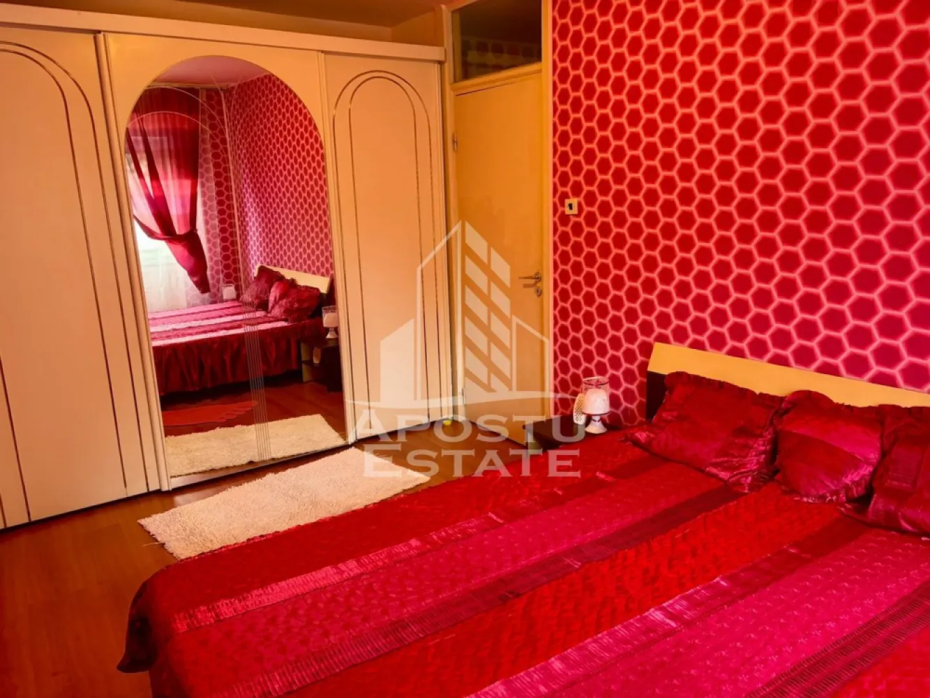 Apartament cu 3 camere , de inchiriat , zona Aradului , Timisoara - Agentia imobiliara APOSTU ESTATE va propune spre inchiriere un apartament cu trei camere, spatios si luminos, situat in zona Aradului , Timisoara , o zona linistita si bine pozitionata , potrivit pentru cupluri sau familii, care isi doresc o locuinta unde sa se simta confortabil si cu acces facil catre scoli, statii de autobuz, supermarketuri , magazine de zona, parcuri.

Suprafata utila: 65 mp
Compartimentare eficienta:
-Hol de acces generos
-Bucatarie complet mobilata si utilata, cu loc de luat masa
-Living luminos si spatios
-Dormitor mobilat si utilat
-Baie prevazuta cu cada

Confort si facilitati:
-Apartamentul este complet mobilat si utilat
-Nu se accepta animale de companie de catre proprietar

Localizare:
-zona Aradului , Timisoara – acces facil spre magazine , scoli, parcuri si mijloace de transport in comun.

Ideal pentru:
-Familii
-Cupluri

Disponibilitate: imediat
Pret chirie lunara: 420 euro(usor negociabil)
Programeaza o vizionare pentru a-ti putea imagina viitorul aici!
ID intern: CP3165594