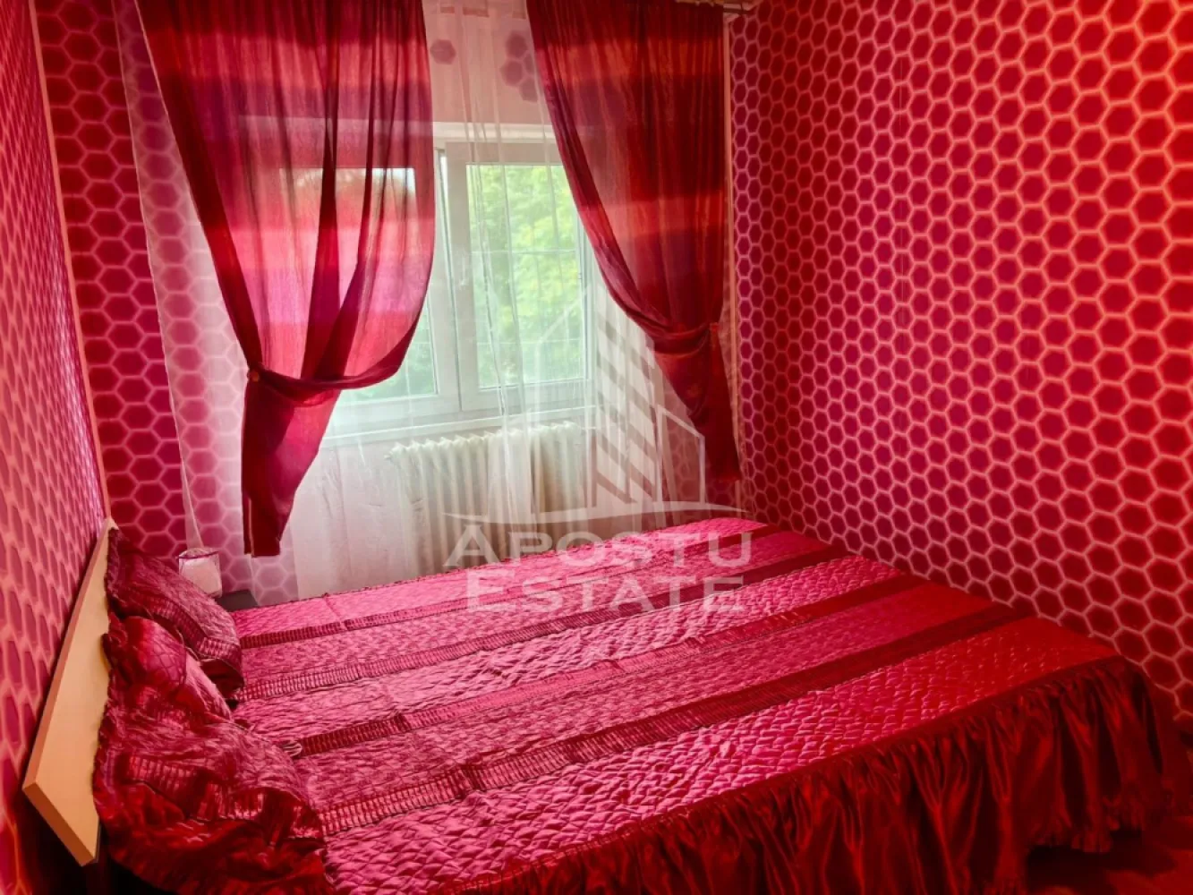 Apartament cu 3 camere , de inchiriat , zona Aradului , Timisoara - Agentia imobiliara APOSTU ESTATE va propune spre inchiriere un apartament cu trei camere, spatios si luminos, situat in zona Aradului , Timisoara , o zona linistita si bine pozitionata , potrivit pentru cupluri sau familii, care isi doresc o locuinta unde sa se simta confortabil si cu acces facil catre scoli, statii de autobuz, supermarketuri , magazine de zona, parcuri.

Suprafata utila: 65 mp
Compartimentare eficienta:
-Hol de acces generos
-Bucatarie complet mobilata si utilata, cu loc de luat masa
-Living luminos si spatios
-Dormitor mobilat si utilat
-Baie prevazuta cu cada

Confort si facilitati:
-Apartamentul este complet mobilat si utilat
-Nu se accepta animale de companie de catre proprietar

Localizare:
-zona Aradului , Timisoara – acces facil spre magazine , scoli, parcuri si mijloace de transport in comun.

Ideal pentru:
-Familii
-Cupluri

Disponibilitate: imediat
Pret chirie lunara: 420 euro(usor negociabil)
Programeaza o vizionare pentru a-ti putea imagina viitorul aici!
ID intern: CP3165594
