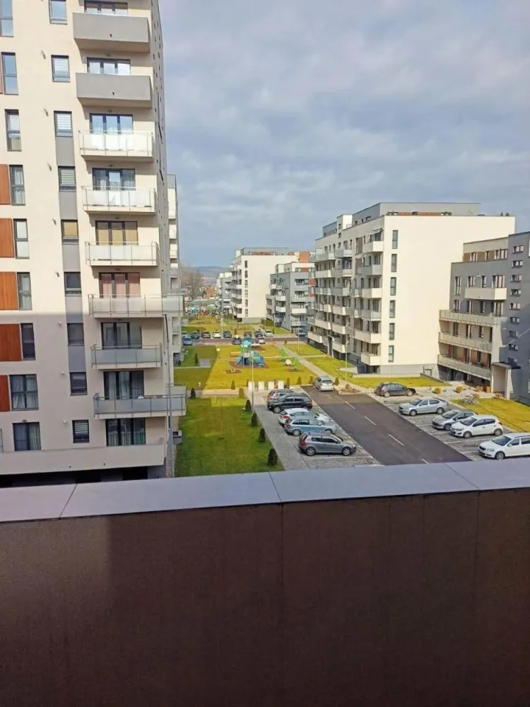Maurer - Apartament Studio - Etaj 3 - Parcare inclusa - Mentionati ID-ul proprietatii cand apelati: CP3165352
Contact ⓪⑦②⑥ ②②③ ⑧⑧⑥ Sebastian

Apartament tip studio de închiriat – Maurer Residence, etaj 3/7, parcare inclusă

Proprietar ofer spre închiriere apartament tip studio situat în cartierul rezidențial Maurer, la etajul 3 din 7.

Apartamentul este compartimentat practic, având hol mare, bucătărie separată, baie și o cameră cu acces la balcon. De asemenea, beneficiază de loc de parcare inclus.

-- tip studio
-- hol mare
-- bucătărie separată
-- baie
-- cameră cu balcon
-- etaj 3 din 7
-- loc de parcare inclus
-- cartier rezidențial Maurer

Nu se acceptă animale de companie.

Pentru mai multe detalii sau programarea unei vizionări, vă stăm la dispoziție.

Comision agenție: 50% din valoarea primei chirii

Contact ⓪⑦②⑥ ②②③ ⑧⑧⑥ Sebastian
