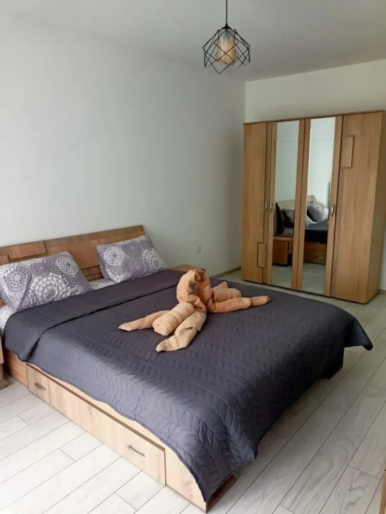 Maurer - Apartament Studio - Etaj 3 - Parcare inclusa - Mentionati ID-ul proprietatii cand apelati: CP3165352
Contact ⓪⑦②⑥ ②②③ ⑧⑧⑥ Sebastian

Apartament tip studio de închiriat – Maurer Residence, etaj 3/7, parcare inclusă

Proprietar ofer spre închiriere apartament tip studio situat în cartierul rezidențial Maurer, la etajul 3 din 7.

Apartamentul este compartimentat practic, având hol mare, bucătărie separată, baie și o cameră cu acces la balcon. De asemenea, beneficiază de loc de parcare inclus.

-- tip studio
-- hol mare
-- bucătărie separată
-- baie
-- cameră cu balcon
-- etaj 3 din 7
-- loc de parcare inclus
-- cartier rezidențial Maurer

Nu se acceptă animale de companie.

Pentru mai multe detalii sau programarea unei vizionări, vă stăm la dispoziție.

Comision agenție: 50% din valoarea primei chirii

Contact ⓪⑦②⑥ ②②③ ⑧⑧⑥ Sebastian