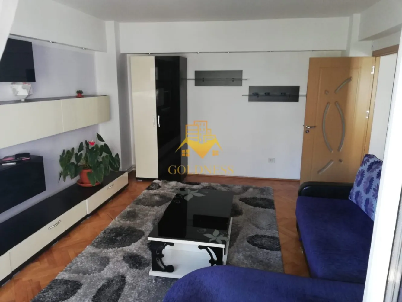 3 camere, decomandate, mobilat complet, Zona Avram Iancu, Cipariu - GOLDNESS Imobiliare vă propune spre închiriere un apartament cu 3 camere complet mobilat și utilat, la etajul 2 într-un imobil de 6 etaje, în Zona Centrala .
Posibilitate de parcare in zona
Se află în apropierea stațiilor de transport în comun, magazine, restaurante, spații verzi, farmacii, etc. 

Apartamentul este compartimentat astfel:
 - 2 dormitoare cu canapea extensibila, spatiu pentru depozitare
 - dormitor cu pat matrimonial, spatiu pentru depozitare
 - bucatarie complet mobilata, utilata, loc de luat masa
 - baie cu cada, calorifer port prosop și dulap pentru depozitare.
 - balcon de 7 mp
Imobilul este dotat cu toate cele necesare- centrală proprie, frigider, aragaz, hotă, mașină de spălat haine, etc. 

Dacă sunteți interesați de acest apartament și doriți să îl vizionați, dar și pentru alte oferte nu ezitați să ne contactați telefonic sau prin e-mail. Vă stăm la dispoziție!

Pentru intermediere se percepe un comision de 50% din prețul chiriei!