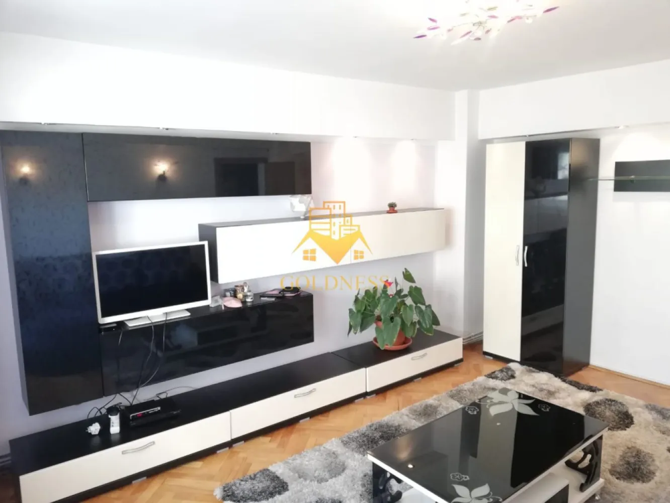3 camere, decomandate, mobilat complet, Zona Avram Iancu, Cipariu - GOLDNESS Imobiliare vă propune spre închiriere un apartament cu 3 camere complet mobilat și utilat, la etajul 2 într-un imobil de 6 etaje, în Zona Centrala .
Posibilitate de parcare in zona
Se află în apropierea stațiilor de transport în comun, magazine, restaurante, spații verzi, farmacii, etc. 

Apartamentul este compartimentat astfel:
 - 2 dormitoare cu canapea extensibila, spatiu pentru depozitare
 - dormitor cu pat matrimonial, spatiu pentru depozitare
 - bucatarie complet mobilata, utilata, loc de luat masa
 - baie cu cada, calorifer port prosop și dulap pentru depozitare.
 - balcon de 7 mp
Imobilul este dotat cu toate cele necesare- centrală proprie, frigider, aragaz, hotă, mașină de spălat haine, etc. 

Dacă sunteți interesați de acest apartament și doriți să îl vizionați, dar și pentru alte oferte nu ezitați să ne contactați telefonic sau prin e-mail. Vă stăm la dispoziție!

Pentru intermediere se percepe un comision de 50% din prețul chiriei!