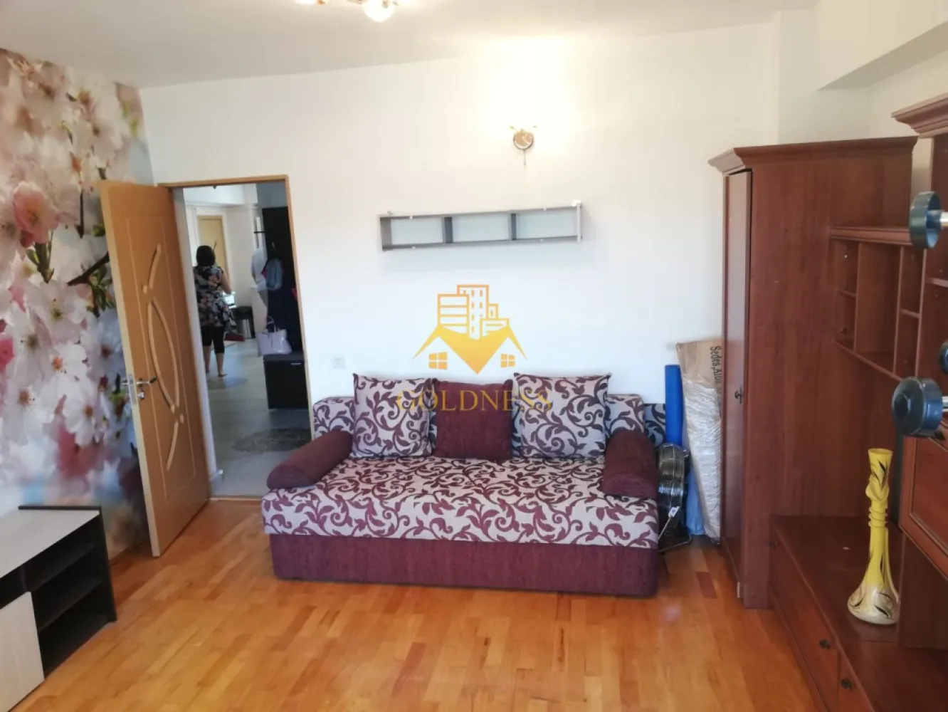 3 camere, decomandate, mobilat complet, Zona Avram Iancu, Cipariu - GOLDNESS Imobiliare vă propune spre închiriere un apartament cu 3 camere complet mobilat și utilat, la etajul 2 într-un imobil de 6 etaje, în Zona Centrala .
Posibilitate de parcare in zona
Se află în apropierea stațiilor de transport în comun, magazine, restaurante, spații verzi, farmacii, etc. 

Apartamentul este compartimentat astfel:
 - 2 dormitoare cu canapea extensibila, spatiu pentru depozitare
 - dormitor cu pat matrimonial, spatiu pentru depozitare
 - bucatarie complet mobilata, utilata, loc de luat masa
 - baie cu cada, calorifer port prosop și dulap pentru depozitare.
 - balcon de 7 mp
Imobilul este dotat cu toate cele necesare- centrală proprie, frigider, aragaz, hotă, mașină de spălat haine, etc. 

Dacă sunteți interesați de acest apartament și doriți să îl vizionați, dar și pentru alte oferte nu ezitați să ne contactați telefonic sau prin e-mail. Vă stăm la dispoziție!

Pentru intermediere se percepe un comision de 50% din prețul chiriei!
