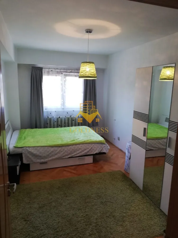 3 camere, decomandate, mobilat complet, Zona Avram Iancu, Cipariu - GOLDNESS Imobiliare vă propune spre închiriere un apartament cu 3 camere complet mobilat și utilat, la etajul 2 într-un imobil de 6 etaje, în Zona Centrala .
Posibilitate de parcare in zona
Se află în apropierea stațiilor de transport în comun, magazine, restaurante, spații verzi, farmacii, etc. 

Apartamentul este compartimentat astfel:
 - 2 dormitoare cu canapea extensibila, spatiu pentru depozitare
 - dormitor cu pat matrimonial, spatiu pentru depozitare
 - bucatarie complet mobilata, utilata, loc de luat masa
 - baie cu cada, calorifer port prosop și dulap pentru depozitare.
 - balcon de 7 mp
Imobilul este dotat cu toate cele necesare- centrală proprie, frigider, aragaz, hotă, mașină de spălat haine, etc. 

Dacă sunteți interesați de acest apartament și doriți să îl vizionați, dar și pentru alte oferte nu ezitați să ne contactați telefonic sau prin e-mail. Vă stăm la dispoziție!

Pentru intermediere se percepe un comision de 50% din prețul chiriei!