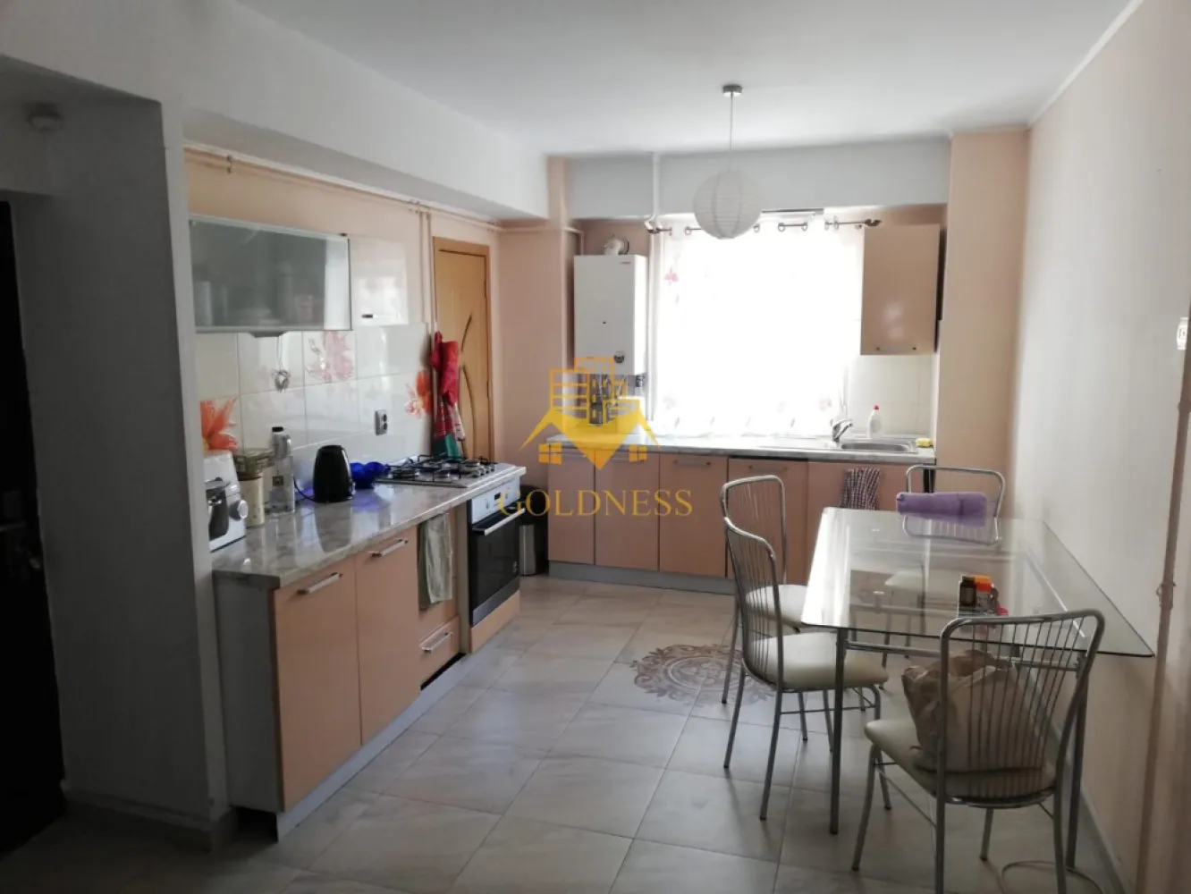 3 camere, decomandate, mobilat complet, Zona Avram Iancu, Cipariu - GOLDNESS Imobiliare vă propune spre închiriere un apartament cu 3 camere complet mobilat și utilat, la etajul 2 într-un imobil de 6 etaje, în Zona Centrala .
Posibilitate de parcare in zona
Se află în apropierea stațiilor de transport în comun, magazine, restaurante, spații verzi, farmacii, etc. 

Apartamentul este compartimentat astfel:
 - 2 dormitoare cu canapea extensibila, spatiu pentru depozitare
 - dormitor cu pat matrimonial, spatiu pentru depozitare
 - bucatarie complet mobilata, utilata, loc de luat masa
 - baie cu cada, calorifer port prosop și dulap pentru depozitare.
 - balcon de 7 mp
Imobilul este dotat cu toate cele necesare- centrală proprie, frigider, aragaz, hotă, mașină de spălat haine, etc. 

Dacă sunteți interesați de acest apartament și doriți să îl vizionați, dar și pentru alte oferte nu ezitați să ne contactați telefonic sau prin e-mail. Vă stăm la dispoziție!

Pentru intermediere se percepe un comision de 50% din prețul chiriei!