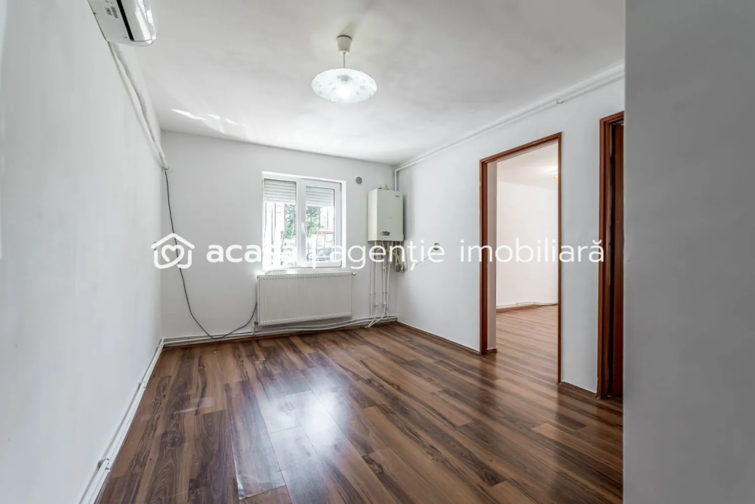 Un cămin practic pentru o familie la început de drum - Apartament accesibil, unde să te poți muta fără investiții importante de la început?

Îți propunem un apartament cu 2 dormitoare situat pe strada Hunedoarei, într-un ansamblu rezidențial construit între 2010 și 2015. Zona oferă acces rapid către magazine, transport public, școli și principalele puncte de interes ale orașului.

Compartimentare practică:
2 dormitoare
Living cu bucătărie open-space
Baie
Parter

Dotări:
Centrală termică proprie pe gaz
Aer condiționat
Ferestre PVC cu geam termopan
Apartament proaspăt zugrăvit
Instalații funcționale și locuință întreținută

Este o alegere potrivită pentru o familie tânără care dorește să renunțe la chirie sau pentru persoane care caută confortul unui apartament la parter, într-un bloc mai nou.

Preț: 55.000 €
Pentru informații suplimentare sau programarea unei vizionări, contactează-mă:

Andrei Caracioni consultant imobiliar Acasă Arad 📞 0757 662 907

Cod proprietate: CP3151048