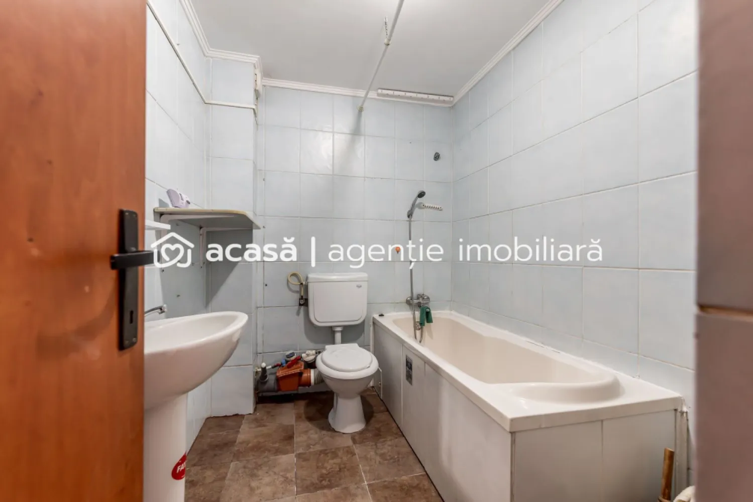Un cămin practic pentru o familie la început de drum - Apartament accesibil, unde să te poți muta fără investiții importante de la început?

Îți propunem un apartament cu 2 dormitoare situat pe strada Hunedoarei, într-un ansamblu rezidențial construit între 2010 și 2015. Zona oferă acces rapid către magazine, transport public, școli și principalele puncte de interes ale orașului.

Compartimentare practică:
2 dormitoare
Living cu bucătărie open-space
Baie
Parter

Dotări:
Centrală termică proprie pe gaz
Aer condiționat
Ferestre PVC cu geam termopan
Apartament proaspăt zugrăvit
Instalații funcționale și locuință întreținută

Este o alegere potrivită pentru o familie tânără care dorește să renunțe la chirie sau pentru persoane care caută confortul unui apartament la parter, într-un bloc mai nou.

Preț: 55.000 €
Pentru informații suplimentare sau programarea unei vizionări, contactează-mă:

Andrei Caracioni consultant imobiliar Acasă Arad 📞 0757 662 907

Cod proprietate: CP3151048