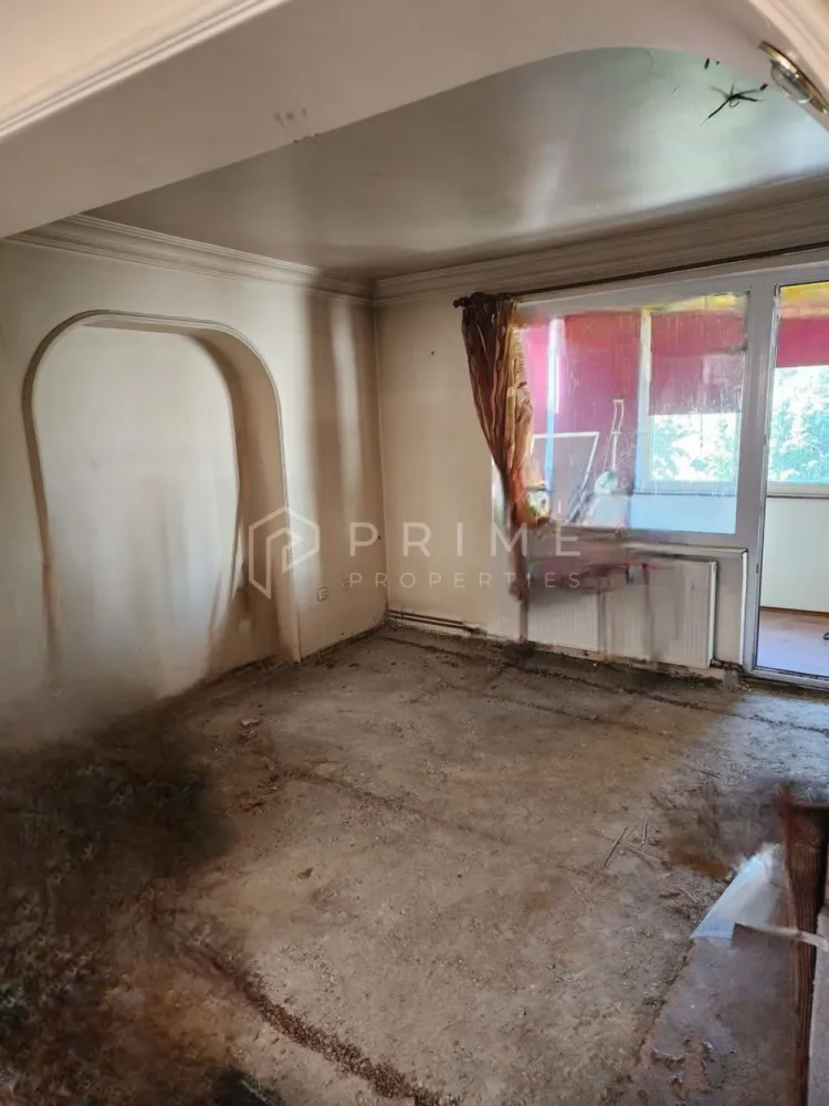 Apartament cu 4 camere | Suprafață generoasă 81mp | Dâmbu Pietros - Vă propunem spre vânzare un apartament cu mare potențial de a deveni un cămin deosebit pentru o familie deosebită. 
Un apartament cu 4 camere de 81mp utili cu balconul închis și izolat situat pe str,Parângului în cartierul Dâmbu Pietros.
Apartamentul necesită mâinile iscusite ale unor meseriași pentru a fi renovat complet. 
La ultima renovare au fost schimbate instalația electrică, repoziționate prizele și întrerupătoarele. 
Toată instalația pentru apă și pentru calorifere este făcută cu țeavă de cupru și nu cu ppr. 
Apartamentul se află la etajul 4 într-un bloc cu 4 etaje, acoperișul fiind refăcut și bine hidroizolat de către magazinul Profi aflat la baza blocului. 

Promisiunea Prime Properties:
Vă oferim siguranță, transparență și servicii impecabile pe tot parcursul drumului către casa ideală. Dacă această proprietate nu corespunde nevoilor dumneavoastră, lăsați-ne să găsim alternativa potrivită stilului dumneavoastră de viață.
Pentru informații suplimentare și programarea unei vizionări, vă rugăm să ne contactați