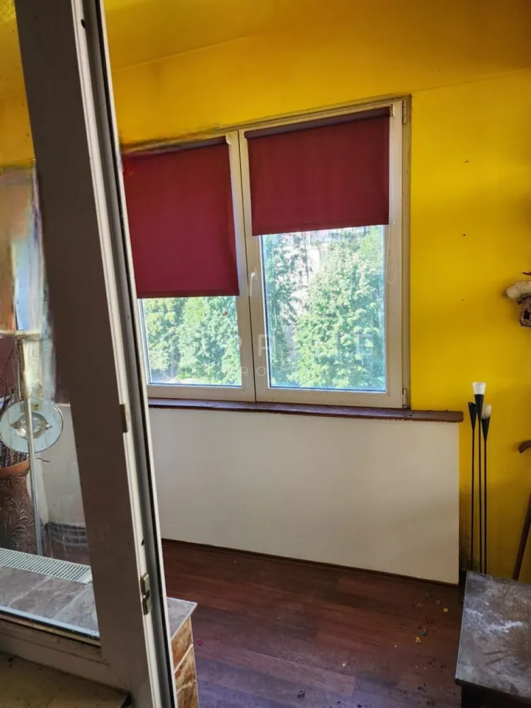 Apartament cu 4 camere | Suprafață generoasă 81mp | Dâmbu Pietros - Vă propunem spre vânzare un apartament cu mare potențial de a deveni un cămin deosebit pentru o familie deosebită. 
Un apartament cu 4 camere de 81mp utili cu balconul închis și izolat situat pe str,Parângului în cartierul Dâmbu Pietros.
Apartamentul necesită mâinile iscusite ale unor meseriași pentru a fi renovat complet. 
La ultima renovare au fost schimbate instalația electrică, repoziționate prizele și întrerupătoarele. 
Toată instalația pentru apă și pentru calorifere este făcută cu țeavă de cupru și nu cu ppr. 
Apartamentul se află la etajul 4 într-un bloc cu 4 etaje, acoperișul fiind refăcut și bine hidroizolat de către magazinul Profi aflat la baza blocului. 

Promisiunea Prime Properties:
Vă oferim siguranță, transparență și servicii impecabile pe tot parcursul drumului către casa ideală. Dacă această proprietate nu corespunde nevoilor dumneavoastră, lăsați-ne să găsim alternativa potrivită stilului dumneavoastră de viață.
Pentru informații suplimentare și programarea unei vizionări, vă rugăm să ne contactați