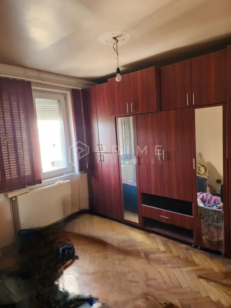 Apartament cu 4 camere | Suprafață generoasă 81mp | Dâmbu Pietros - Vă propunem spre vânzare un apartament cu mare potențial de a deveni un cămin deosebit pentru o familie deosebită. 
Un apartament cu 4 camere de 81mp utili cu balconul închis și izolat situat pe str,Parângului în cartierul Dâmbu Pietros.
Apartamentul necesită mâinile iscusite ale unor meseriași pentru a fi renovat complet. 
La ultima renovare au fost schimbate instalația electrică, repoziționate prizele și întrerupătoarele. 
Toată instalația pentru apă și pentru calorifere este făcută cu țeavă de cupru și nu cu ppr. 
Apartamentul se află la etajul 4 într-un bloc cu 4 etaje, acoperișul fiind refăcut și bine hidroizolat de către magazinul Profi aflat la baza blocului. 

Promisiunea Prime Properties:
Vă oferim siguranță, transparență și servicii impecabile pe tot parcursul drumului către casa ideală. Dacă această proprietate nu corespunde nevoilor dumneavoastră, lăsați-ne să găsim alternativa potrivită stilului dumneavoastră de viață.
Pentru informații suplimentare și programarea unei vizionări, vă rugăm să ne contactați