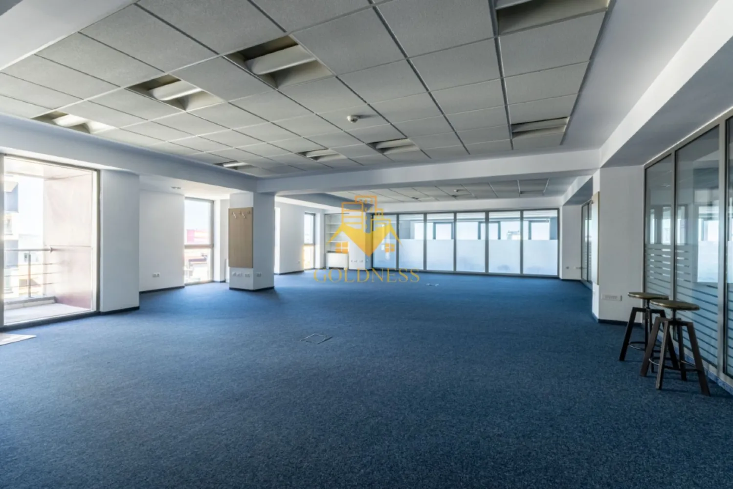 Spațiu de birouri 315 mp | Calea Turzii – Str. Cometei | Cluj-Napoca - Goldness Imobiliare vă propune spre închiriere un spațiu de birouri generos, cu o suprafață de aproximativ 315 mp, situat la etajul 2 al unei clădiri amplasate într-o zonă cu vizibilitate excelentă, la intersecția Străzii Cometei cu Calea Turzii.

Spațiul beneficiază de o compartimentare eficientă, fiind format în principal dintr-o zonă open-space de mari dimensiuni, completată de grupuri sanitare, spații tehnice și acces separat. Configurația permite amenajarea facilă a mai multor posturi de lucru, săli de ședință, birouri individuale sau zone dedicate activităților comerciale și administrative.

Avantaje:

-Suprafață utilă de aproximativ 315 mp;
- Poziționare strategică, cu acces rapid către principalele zone de interes ale orașului;
- Spațiu luminos, cu suprafețe vitrate generoase;
- Compartimentare flexibilă, adaptabilă în funcție de necesitățile chiriașului;
- Grupuri sanitare proprii;
- Potrivit pentru sediu de companie, activități IT, servicii profesionale, call-center, clinică, centru educațional sau alte activități administrative;
- Acces facil pentru angajați și clienți;
- Intrare directă din Calea Turzii;
- Stații de transport în comun la câteva minute de mers pe jos;
- Aproximativ 10 minute până în zona centrală.

Unul dintre principalele atuuri ale proprietății este amplasarea sa. Situat într-o zonă cu trafic intens și vizibilitate foarte bună, spațiul oferă conexiuni rapide către cartierele Zorilor, Andrei Mureșanu și centrul orașului. În imediata vecinătate se regăsesc restaurante, cafenele, farmacii, instituții bancare, săli de fitness, magazine și numeroase servicii, contribuind la un mediu de lucru confortabil și accesibil.

De asemenea, proprietatea se află la mică distanță de importante instituții medicale și educaționale, centre comerciale și clădiri de birouri, ceea ce o recomandă pentru desfășurarea unei game variate de activități profesionale.

Pentru informații suplimentare și programarea unei vizionări, vă invităm să contactați echipa Goldness Imobiliare.
