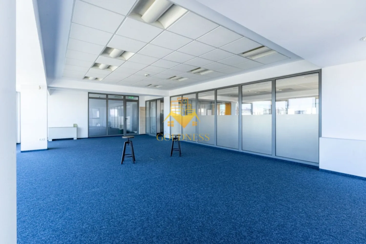 Spațiu de birouri 315 mp | Calea Turzii – Str. Cometei | Cluj-Napoca - Goldness Imobiliare vă propune spre închiriere un spațiu de birouri generos, cu o suprafață de aproximativ 315 mp, situat la etajul 2 al unei clădiri amplasate într-o zonă cu vizibilitate excelentă, la intersecția Străzii Cometei cu Calea Turzii.

Spațiul beneficiază de o compartimentare eficientă, fiind format în principal dintr-o zonă open-space de mari dimensiuni, completată de grupuri sanitare, spații tehnice și acces separat. Configurația permite amenajarea facilă a mai multor posturi de lucru, săli de ședință, birouri individuale sau zone dedicate activităților comerciale și administrative.

Avantaje:

-Suprafață utilă de aproximativ 315 mp;
- Poziționare strategică, cu acces rapid către principalele zone de interes ale orașului;
- Spațiu luminos, cu suprafețe vitrate generoase;
- Compartimentare flexibilă, adaptabilă în funcție de necesitățile chiriașului;
- Grupuri sanitare proprii;
- Potrivit pentru sediu de companie, activități IT, servicii profesionale, call-center, clinică, centru educațional sau alte activități administrative;
- Acces facil pentru angajați și clienți;
- Intrare directă din Calea Turzii;
- Stații de transport în comun la câteva minute de mers pe jos;
- Aproximativ 10 minute până în zona centrală.

Unul dintre principalele atuuri ale proprietății este amplasarea sa. Situat într-o zonă cu trafic intens și vizibilitate foarte bună, spațiul oferă conexiuni rapide către cartierele Zorilor, Andrei Mureșanu și centrul orașului. În imediata vecinătate se regăsesc restaurante, cafenele, farmacii, instituții bancare, săli de fitness, magazine și numeroase servicii, contribuind la un mediu de lucru confortabil și accesibil.

De asemenea, proprietatea se află la mică distanță de importante instituții medicale și educaționale, centre comerciale și clădiri de birouri, ceea ce o recomandă pentru desfășurarea unei game variate de activități profesionale.

Pentru informații suplimentare și programarea unei vizionări, vă invităm să contactați echipa Goldness Imobiliare.