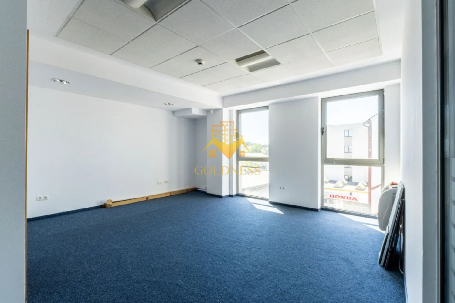 Spațiu de birouri 315 mp | Calea Turzii – Str. Cometei | Cluj-Napoca - Goldness Imobiliare vă propune spre închiriere un spațiu de birouri generos, cu o suprafață de aproximativ 315 mp, situat la etajul 2 al unei clădiri amplasate într-o zonă cu vizibilitate excelentă, la intersecția Străzii Cometei cu Calea Turzii.

Spațiul beneficiază de o compartimentare eficientă, fiind format în principal dintr-o zonă open-space de mari dimensiuni, completată de grupuri sanitare, spații tehnice și acces separat. Configurația permite amenajarea facilă a mai multor posturi de lucru, săli de ședință, birouri individuale sau zone dedicate activităților comerciale și administrative.

Avantaje:

-Suprafață utilă de aproximativ 315 mp;
- Poziționare strategică, cu acces rapid către principalele zone de interes ale orașului;
- Spațiu luminos, cu suprafețe vitrate generoase;
- Compartimentare flexibilă, adaptabilă în funcție de necesitățile chiriașului;
- Grupuri sanitare proprii;
- Potrivit pentru sediu de companie, activități IT, servicii profesionale, call-center, clinică, centru educațional sau alte activități administrative;
- Acces facil pentru angajați și clienți;
- Intrare directă din Calea Turzii;
- Stații de transport în comun la câteva minute de mers pe jos;
- Aproximativ 10 minute până în zona centrală.

Unul dintre principalele atuuri ale proprietății este amplasarea sa. Situat într-o zonă cu trafic intens și vizibilitate foarte bună, spațiul oferă conexiuni rapide către cartierele Zorilor, Andrei Mureșanu și centrul orașului. În imediata vecinătate se regăsesc restaurante, cafenele, farmacii, instituții bancare, săli de fitness, magazine și numeroase servicii, contribuind la un mediu de lucru confortabil și accesibil.

De asemenea, proprietatea se află la mică distanță de importante instituții medicale și educaționale, centre comerciale și clădiri de birouri, ceea ce o recomandă pentru desfășurarea unei game variate de activități profesionale.

Pentru informații suplimentare și programarea unei vizionări, vă invităm să contactați echipa Goldness Imobiliare.