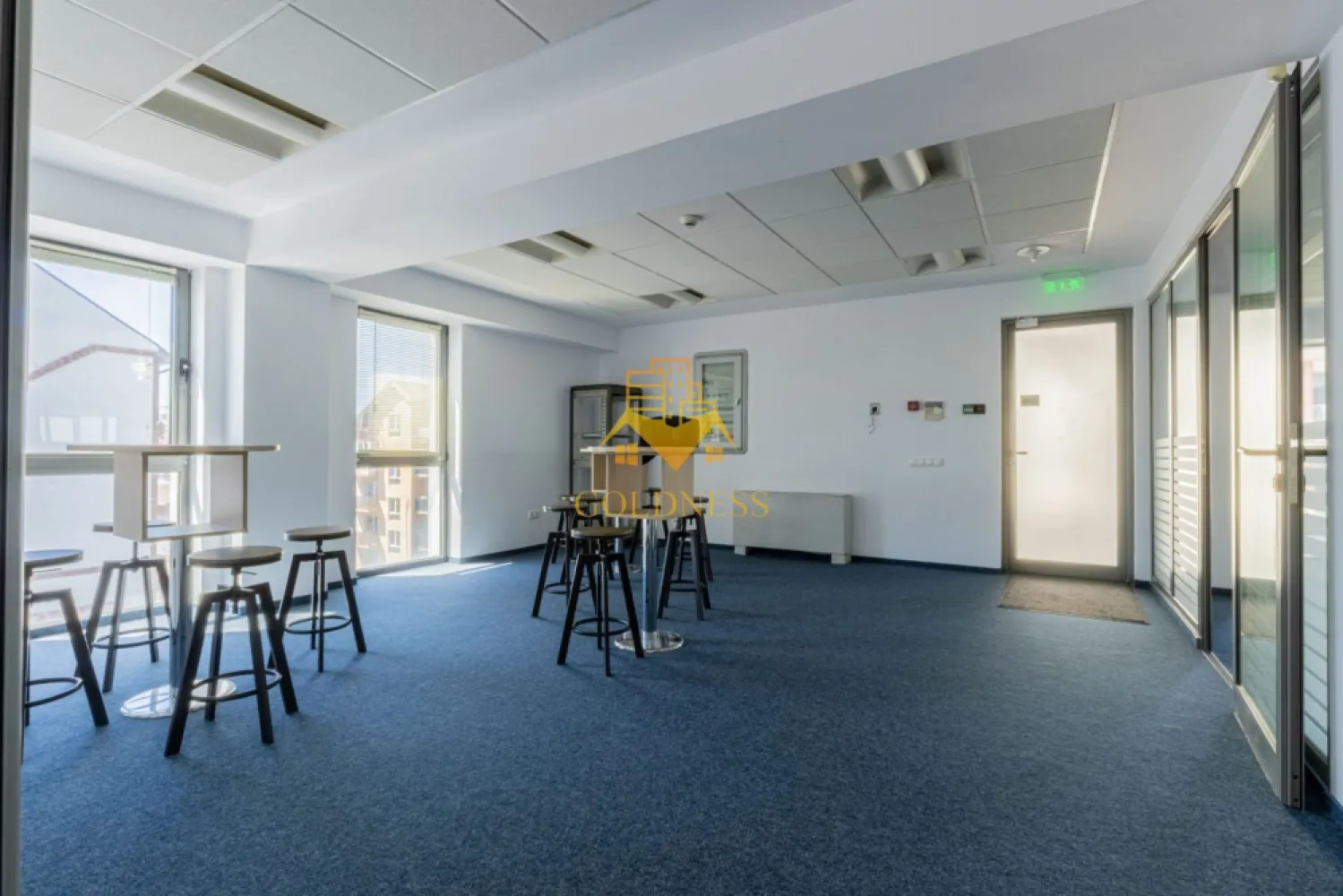 Spațiu de birouri 315 mp | Calea Turzii – Str. Cometei | Cluj-Napoca - Goldness Imobiliare vă propune spre închiriere un spațiu de birouri generos, cu o suprafață de aproximativ 315 mp, situat la etajul 2 al unei clădiri amplasate într-o zonă cu vizibilitate excelentă, la intersecția Străzii Cometei cu Calea Turzii.

Spațiul beneficiază de o compartimentare eficientă, fiind format în principal dintr-o zonă open-space de mari dimensiuni, completată de grupuri sanitare, spații tehnice și acces separat. Configurația permite amenajarea facilă a mai multor posturi de lucru, săli de ședință, birouri individuale sau zone dedicate activităților comerciale și administrative.

Avantaje:

-Suprafață utilă de aproximativ 315 mp;
- Poziționare strategică, cu acces rapid către principalele zone de interes ale orașului;
- Spațiu luminos, cu suprafețe vitrate generoase;
- Compartimentare flexibilă, adaptabilă în funcție de necesitățile chiriașului;
- Grupuri sanitare proprii;
- Potrivit pentru sediu de companie, activități IT, servicii profesionale, call-center, clinică, centru educațional sau alte activități administrative;
- Acces facil pentru angajați și clienți;
- Intrare directă din Calea Turzii;
- Stații de transport în comun la câteva minute de mers pe jos;
- Aproximativ 10 minute până în zona centrală.

Unul dintre principalele atuuri ale proprietății este amplasarea sa. Situat într-o zonă cu trafic intens și vizibilitate foarte bună, spațiul oferă conexiuni rapide către cartierele Zorilor, Andrei Mureșanu și centrul orașului. În imediata vecinătate se regăsesc restaurante, cafenele, farmacii, instituții bancare, săli de fitness, magazine și numeroase servicii, contribuind la un mediu de lucru confortabil și accesibil.

De asemenea, proprietatea se află la mică distanță de importante instituții medicale și educaționale, centre comerciale și clădiri de birouri, ceea ce o recomandă pentru desfășurarea unei game variate de activități profesionale.

Pentru informații suplimentare și programarea unei vizionări, vă invităm să contactați echipa Goldness Imobiliare.