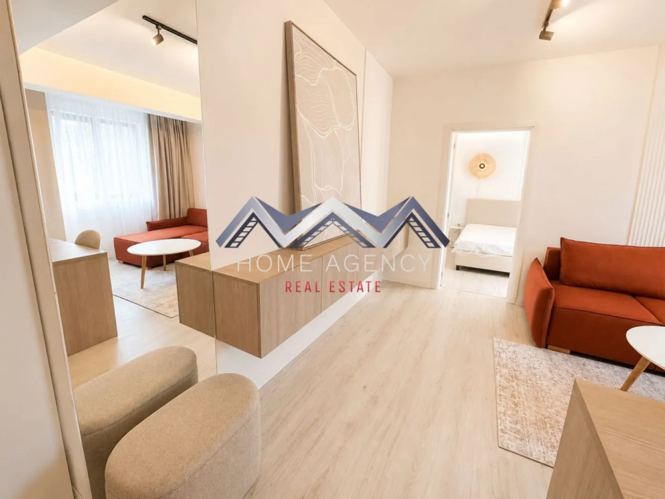 Prima închiriere | Apartament 2 camere | Parcare subterană inclusă - Vă propunem, spre închiriere, un apartament cu 2 camere, aflat la prima închiriere, situat într-o zonă centrală din Otopeni, ideală pentru persoanele care își doresc acces rapid către principalele puncte de interes din zona de Nord a Capitalei, păstrând în același timp confortul unei locuințe moderne și bine organizate.

Amenajat într-un stil contemporan, cu influențe minimaliste, apartamentul impresionează prin atmosfera luminoasă și echilibrată. Nuanțele calde, mobilierul realizat pe comandă și compartimentarea eficientă creează un spațiu elegant și primitor, în care estetica și funcționalitatea se completează perfect.

Zona de living oferă un cadru confortabil pentru relaxare și socializare, iar bucătăria este complet mobilată și utilată cu electrocasnice moderne, inclusiv mașină de spălat vase. Dormitorul beneficiază de spații generoase de depozitare și de un design care pune accent pe confort și simplitate.

Întreaga locuință este la prima utilizare, fiind pregătită pentru viitorii chiriași cu mobilier și electrocasnice noi. Atenția acordată detaliilor, soluțiile inteligente de depozitare și amenajarea unitară conferă proprietății un caracter modern și rafinat.

Un avantaj important îl reprezintă locul de parcare subteran inclus, care oferă siguranță și confort, un beneficiu tot mai apreciat într-o zonă centrală.

Prin poziționare, design și nivelul dotărilor, această proprietate reprezintă alegerea ideală pentru cei care își doresc o locuință modernă, elegantă și ușor conectată la ritmul orașului.

Pentru mai multe informații și programarea unei vizionări, vă stăm cu plăcere la dispoziție.