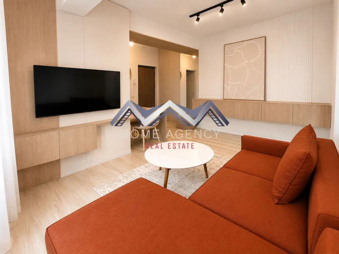 Prima închiriere | Apartament 2 camere | Parcare subterană inclusă - Vă propunem, spre închiriere, un apartament cu 2 camere, aflat la prima închiriere, situat într-o zonă centrală din Otopeni, ideală pentru persoanele care își doresc acces rapid către principalele puncte de interes din zona de Nord a Capitalei, păstrând în același timp confortul unei locuințe moderne și bine organizate.

Amenajat într-un stil contemporan, cu influențe minimaliste, apartamentul impresionează prin atmosfera luminoasă și echilibrată. Nuanțele calde, mobilierul realizat pe comandă și compartimentarea eficientă creează un spațiu elegant și primitor, în care estetica și funcționalitatea se completează perfect.

Zona de living oferă un cadru confortabil pentru relaxare și socializare, iar bucătăria este complet mobilată și utilată cu electrocasnice moderne, inclusiv mașină de spălat vase. Dormitorul beneficiază de spații generoase de depozitare și de un design care pune accent pe confort și simplitate.

Întreaga locuință este la prima utilizare, fiind pregătită pentru viitorii chiriași cu mobilier și electrocasnice noi. Atenția acordată detaliilor, soluțiile inteligente de depozitare și amenajarea unitară conferă proprietății un caracter modern și rafinat.

Un avantaj important îl reprezintă locul de parcare subteran inclus, care oferă siguranță și confort, un beneficiu tot mai apreciat într-o zonă centrală.

Prin poziționare, design și nivelul dotărilor, această proprietate reprezintă alegerea ideală pentru cei care își doresc o locuință modernă, elegantă și ușor conectată la ritmul orașului.

Pentru mai multe informații și programarea unei vizionări, vă stăm cu plăcere la dispoziție.