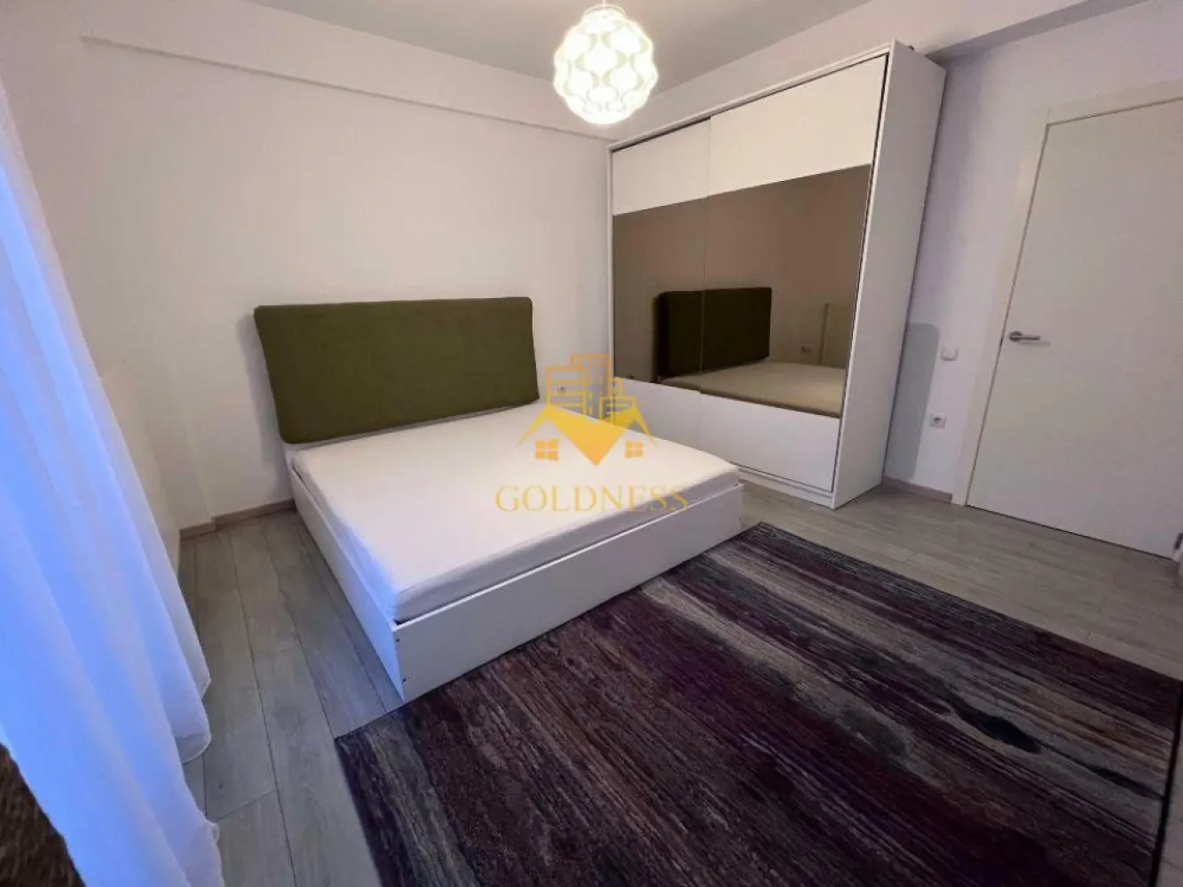3 camere, modern, parcare, Zorilor, G.V. Bibescu, garaj - GOLDNESS Imobiliare vă propune spre închiriere un apartament cu 3 camere mobilat și utilat, la etajul 2 într-un imobil de 2 etaje, în cartierul Zorilor. 

Apartamentul este compartimentat astfel:
- dormitor cu pat matrimonial, dressing, noptiere

- dormitor nemobilat 

- living cu bucatarie open-space complet utilată, canapea extensibilă, loc de servit masa 

- baie cu cabina de dus, calorifer port prosop inox și dulap pentru depozitare.
 
- baie cu cadă, calorifer port prosop inox și dulap pentru depozitare.

- balcon 5 mp.

Imobilul este dotat cu toate cele necesare- centrală proprie, mașină de spălat haine, mașină de spălat vase, frigider, plită electrică, hotă, etc. 

Se află în apropierea stațiilor de transport în comun, magazine, restaurante, spații verzi, farmacii, etc. 

Dispune de loc de parcare subterana!

Dacă sunteți interesați de acest apartament și doriți să îl vizionați, dar și pentru alte oferte sau detalii nu ezitați să ne contactați telefonic sau prin e-mail. Vă stăm la dispoziție!