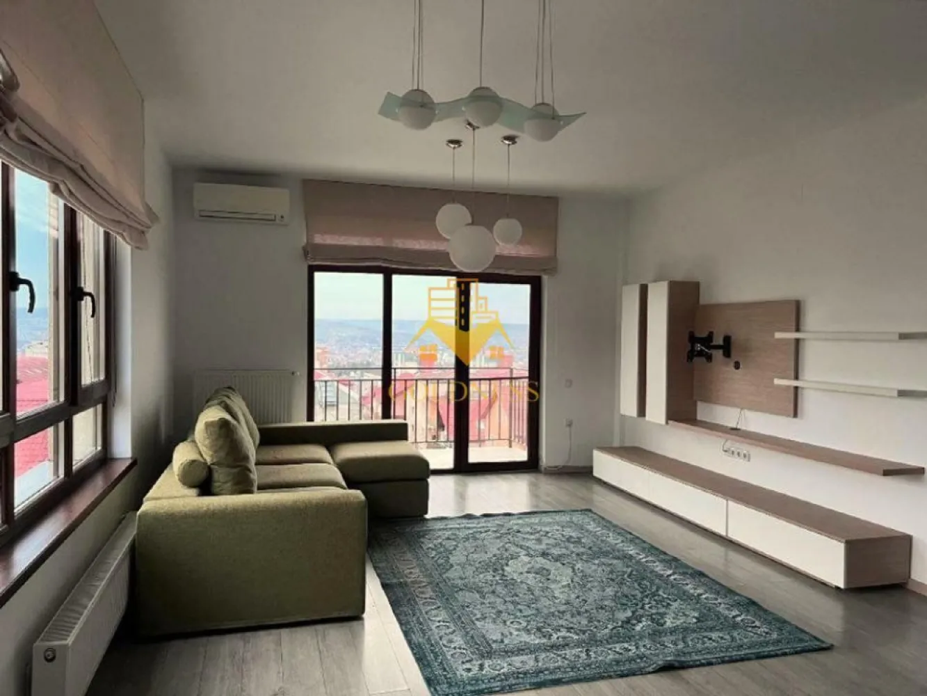 3 camere, modern, parcare, Zorilor, G.V. Bibescu, garaj - GOLDNESS Imobiliare vă propune spre închiriere un apartament cu 3 camere mobilat și utilat, la etajul 2 într-un imobil de 2 etaje, în cartierul Zorilor. 

Apartamentul este compartimentat astfel:
- dormitor cu pat matrimonial, dressing, noptiere

- dormitor nemobilat 

- living cu bucatarie open-space complet utilată, canapea extensibilă, loc de servit masa 

- baie cu cabina de dus, calorifer port prosop inox și dulap pentru depozitare.
 
- baie cu cadă, calorifer port prosop inox și dulap pentru depozitare.

- balcon 5 mp.

Imobilul este dotat cu toate cele necesare- centrală proprie, mașină de spălat haine, mașină de spălat vase, frigider, plită electrică, hotă, etc. 

Se află în apropierea stațiilor de transport în comun, magazine, restaurante, spații verzi, farmacii, etc. 

Dispune de loc de parcare subterana!

Dacă sunteți interesați de acest apartament și doriți să îl vizionați, dar și pentru alte oferte sau detalii nu ezitați să ne contactați telefonic sau prin e-mail. Vă stăm la dispoziție!