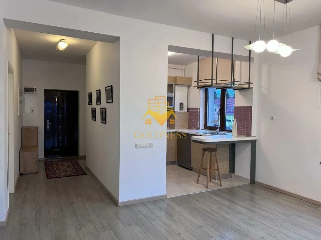 3 camere, modern, parcare, Zorilor, G.V. Bibescu, garaj - GOLDNESS Imobiliare vă propune spre închiriere un apartament cu 3 camere mobilat și utilat, la etajul 2 într-un imobil de 2 etaje, în cartierul Zorilor. 

Apartamentul este compartimentat astfel:
- dormitor cu pat matrimonial, dressing, noptiere

- dormitor nemobilat 

- living cu bucatarie open-space complet utilată, canapea extensibilă, loc de servit masa 

- baie cu cabina de dus, calorifer port prosop inox și dulap pentru depozitare.
 
- baie cu cadă, calorifer port prosop inox și dulap pentru depozitare.

- balcon 5 mp.

Imobilul este dotat cu toate cele necesare- centrală proprie, mașină de spălat haine, mașină de spălat vase, frigider, plită electrică, hotă, etc. 

Se află în apropierea stațiilor de transport în comun, magazine, restaurante, spații verzi, farmacii, etc. 

Dispune de loc de parcare subterana!

Dacă sunteți interesați de acest apartament și doriți să îl vizionați, dar și pentru alte oferte sau detalii nu ezitați să ne contactați telefonic sau prin e-mail. Vă stăm la dispoziție!