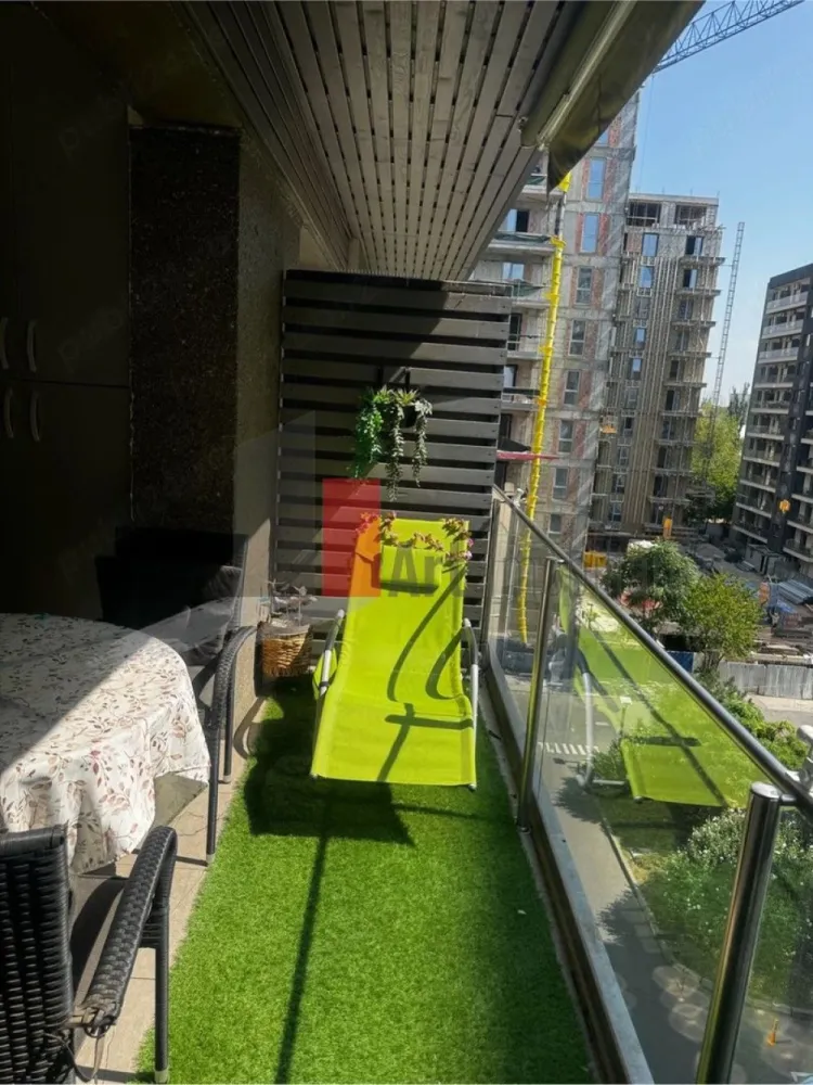 Inchiriere apartament 2 camere-Pet friendly -Novum Invest-Grozavesti-Politehnica - Oferim spre închiriere apartament modern de 2 camere, complet decomandat și spațios, situat în complexul Novum Invest (Sector 6). Proprietatea este complet mobilată și utilată premium. 
Detalii & Dotări:
Compartimentare: Decomandat hol generos cu dressing, living luminos, dormitor matrimonial, bucătărie închisă și baie cu cadă.
Balcon: Mare și spațios, cu acces din living și bucătărie.
Confort termic: Centrală proprie de apartament + 2 aparate de aer condiționat (living și dormitor).
Electrocasnice: Complet utilat (cuptor electric și microunde încorporate Bosch, plita pe gaz Teka, hota Bosch, mașină de spălat rufe LG, televizoare Samsung în ambele camere).
Zonă de dining: Masă rotundă elegantă cu scaune din catifea.
Locație excelentă:
In apropriere metrou Petrache Poenaru Grozăvești.
În imediata apropiere de campusul UPB, clădirile de birouri (The Bridge, Campus 6) și AFI Cotroceni.
Chiar în complex: Profi, 5 to go, Hotel Ibis (restaurant + ATM).
Hypermarket: La doar 15 -20 minute de mers pe jos de Carrefour Orhideea.
Condiții:
Preț: 3500 lei lună (Disponibilitate de la 1 iulie)
Se accepta animalute de companie de talie mica
Opțional Loc de parcare disponibil din august -100 euro/luna
Plată: 1 lună chirie + 1 lună garanție.