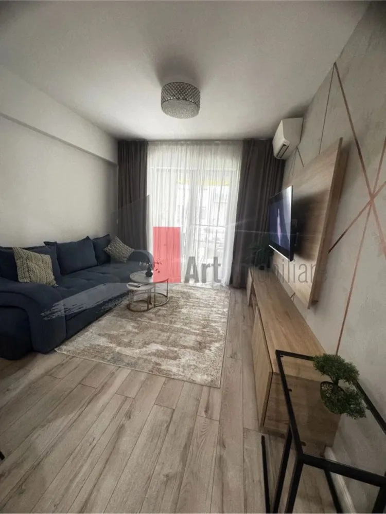 Inchiriere apartament 2 camere-Pet friendly -Novum Invest-Grozavesti-Politehnica - Oferim spre închiriere apartament modern de 2 camere, complet decomandat și spațios, situat în complexul Novum Invest (Sector 6). Proprietatea este complet mobilată și utilată premium. 
Detalii & Dotări:
Compartimentare: Decomandat hol generos cu dressing, living luminos, dormitor matrimonial, bucătărie închisă și baie cu cadă.
Balcon: Mare și spațios, cu acces din living și bucătărie.
Confort termic: Centrală proprie de apartament + 2 aparate de aer condiționat (living și dormitor).
Electrocasnice: Complet utilat (cuptor electric și microunde încorporate Bosch, plita pe gaz Teka, hota Bosch, mașină de spălat rufe LG, televizoare Samsung în ambele camere).
Zonă de dining: Masă rotundă elegantă cu scaune din catifea.
Locație excelentă:
In apropriere metrou Petrache Poenaru Grozăvești.
În imediata apropiere de campusul UPB, clădirile de birouri (The Bridge, Campus 6) și AFI Cotroceni.
Chiar în complex: Profi, 5 to go, Hotel Ibis (restaurant + ATM).
Hypermarket: La doar 15 -20 minute de mers pe jos de Carrefour Orhideea.
Condiții:
Preț: 3500 lei lună (Disponibilitate de la 1 iulie)
Se accepta animalute de companie de talie mica
Opțional Loc de parcare disponibil din august -100 euro/luna
Plată: 1 lună chirie + 1 lună garanție.