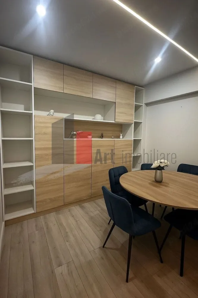 Inchiriere apartament 2 camere-Pet friendly -Novum Invest-Grozavesti-Politehnica - Oferim spre închiriere apartament modern de 2 camere, complet decomandat și spațios, situat în complexul Novum Invest (Sector 6). Proprietatea este complet mobilată și utilată premium. 
Detalii & Dotări:
Compartimentare: Decomandat hol generos cu dressing, living luminos, dormitor matrimonial, bucătărie închisă și baie cu cadă.
Balcon: Mare și spațios, cu acces din living și bucătărie.
Confort termic: Centrală proprie de apartament + 2 aparate de aer condiționat (living și dormitor).
Electrocasnice: Complet utilat (cuptor electric și microunde încorporate Bosch, plita pe gaz Teka, hota Bosch, mașină de spălat rufe LG, televizoare Samsung în ambele camere).
Zonă de dining: Masă rotundă elegantă cu scaune din catifea.
Locație excelentă:
In apropriere metrou Petrache Poenaru Grozăvești.
În imediata apropiere de campusul UPB, clădirile de birouri (The Bridge, Campus 6) și AFI Cotroceni.
Chiar în complex: Profi, 5 to go, Hotel Ibis (restaurant + ATM).
Hypermarket: La doar 15 -20 minute de mers pe jos de Carrefour Orhideea.
Condiții:
Preț: 3500 lei lună (Disponibilitate de la 1 iulie)
Se accepta animalute de companie de talie mica
Opțional Loc de parcare disponibil din august -100 euro/luna
Plată: 1 lună chirie + 1 lună garanție.
