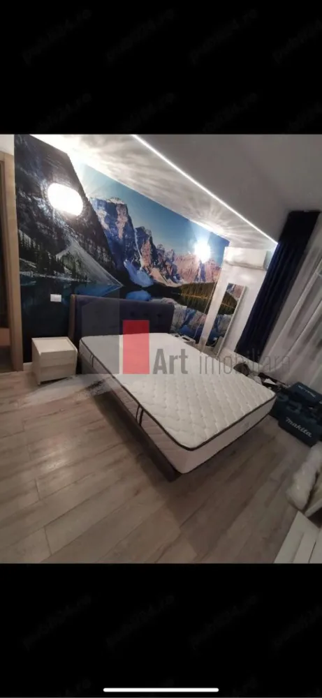 Inchiriere apartament 2 camere-Pet friendly -Novum Invest-Grozavesti-Politehnica - Oferim spre închiriere apartament modern de 2 camere, complet decomandat și spațios, situat în complexul Novum Invest (Sector 6). Proprietatea este complet mobilată și utilată premium. 
Detalii & Dotări:
Compartimentare: Decomandat hol generos cu dressing, living luminos, dormitor matrimonial, bucătărie închisă și baie cu cadă.
Balcon: Mare și spațios, cu acces din living și bucătărie.
Confort termic: Centrală proprie de apartament + 2 aparate de aer condiționat (living și dormitor).
Electrocasnice: Complet utilat (cuptor electric și microunde încorporate Bosch, plita pe gaz Teka, hota Bosch, mașină de spălat rufe LG, televizoare Samsung în ambele camere).
Zonă de dining: Masă rotundă elegantă cu scaune din catifea.
Locație excelentă:
In apropriere metrou Petrache Poenaru Grozăvești.
În imediata apropiere de campusul UPB, clădirile de birouri (The Bridge, Campus 6) și AFI Cotroceni.
Chiar în complex: Profi, 5 to go, Hotel Ibis (restaurant + ATM).
Hypermarket: La doar 15 -20 minute de mers pe jos de Carrefour Orhideea.
Condiții:
Preț: 3500 lei lună (Disponibilitate de la 1 iulie)
Se accepta animalute de companie de talie mica
Opțional Loc de parcare disponibil din august -100 euro/luna
Plată: 1 lună chirie + 1 lună garanție.